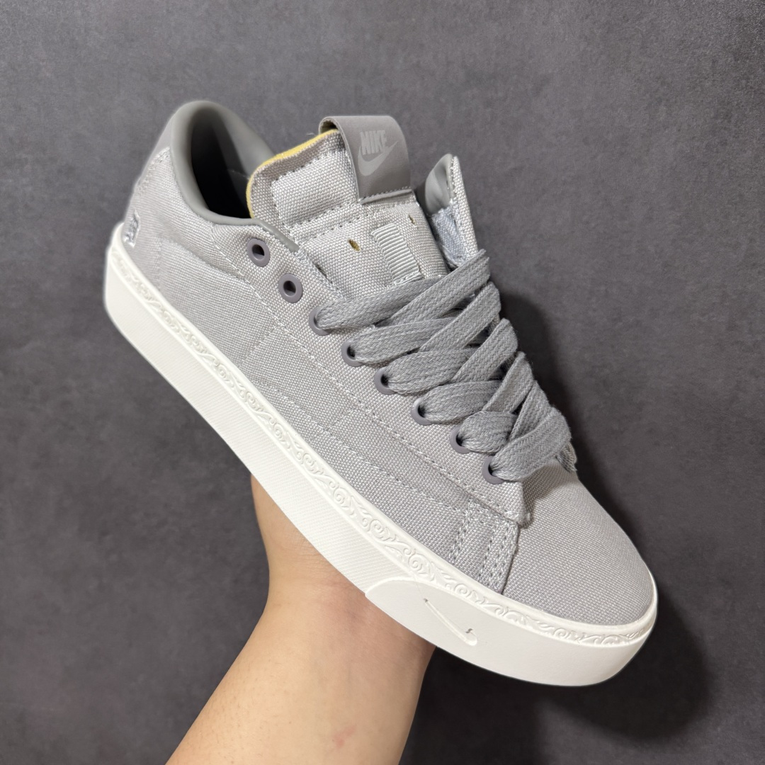 图片[3]-【公司级】Devin Booker x Nike Blazer Low Detroit Tigers 布克联名 后跟位置非常具有底特律街头味道的字体 D 代表布克的名字首字母 细看鞋底包边还暗藏浮雕刻画 后跟也标注了 Book 字样 和 D 结合起来就是 D Book 货号： HQ2054-001 尺码： 36 36.5 37.5 38 38.5 39 40 40.5 41 42 42.5 43 44 44.5 45-选品中心