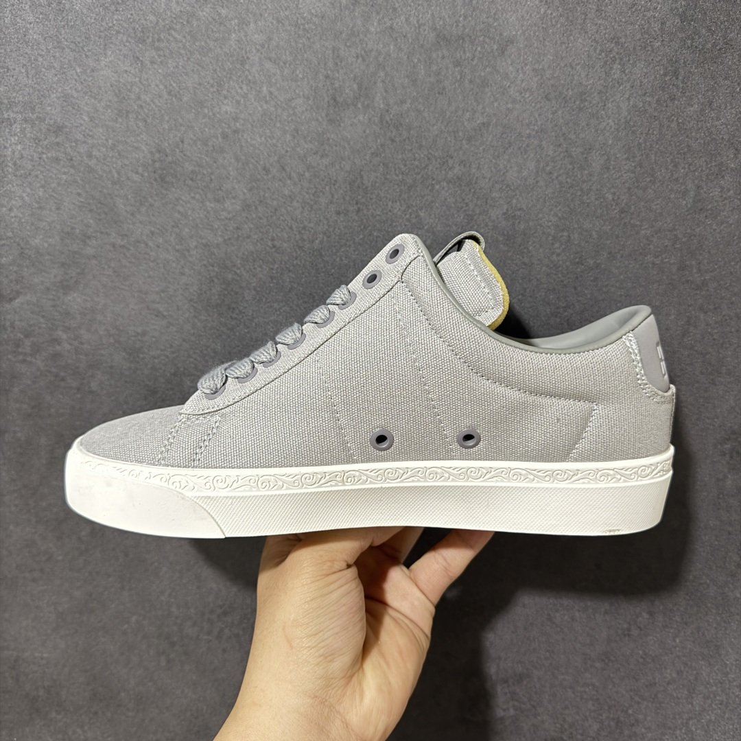 图片[2]-【公司级】Devin Booker x Nike Blazer Low Detroit Tigers 布克联名 后跟位置非常具有底特律街头味道的字体 D 代表布克的名字首字母 细看鞋底包边还暗藏浮雕刻画 后跟也标注了 Book 字样 和 D 结合起来就是 D Book 货号： HQ2054-001 尺码： 36 36.5 37.5 38 38.5 39 40 40.5 41 42 42.5 43 44 44.5 45-选品中心