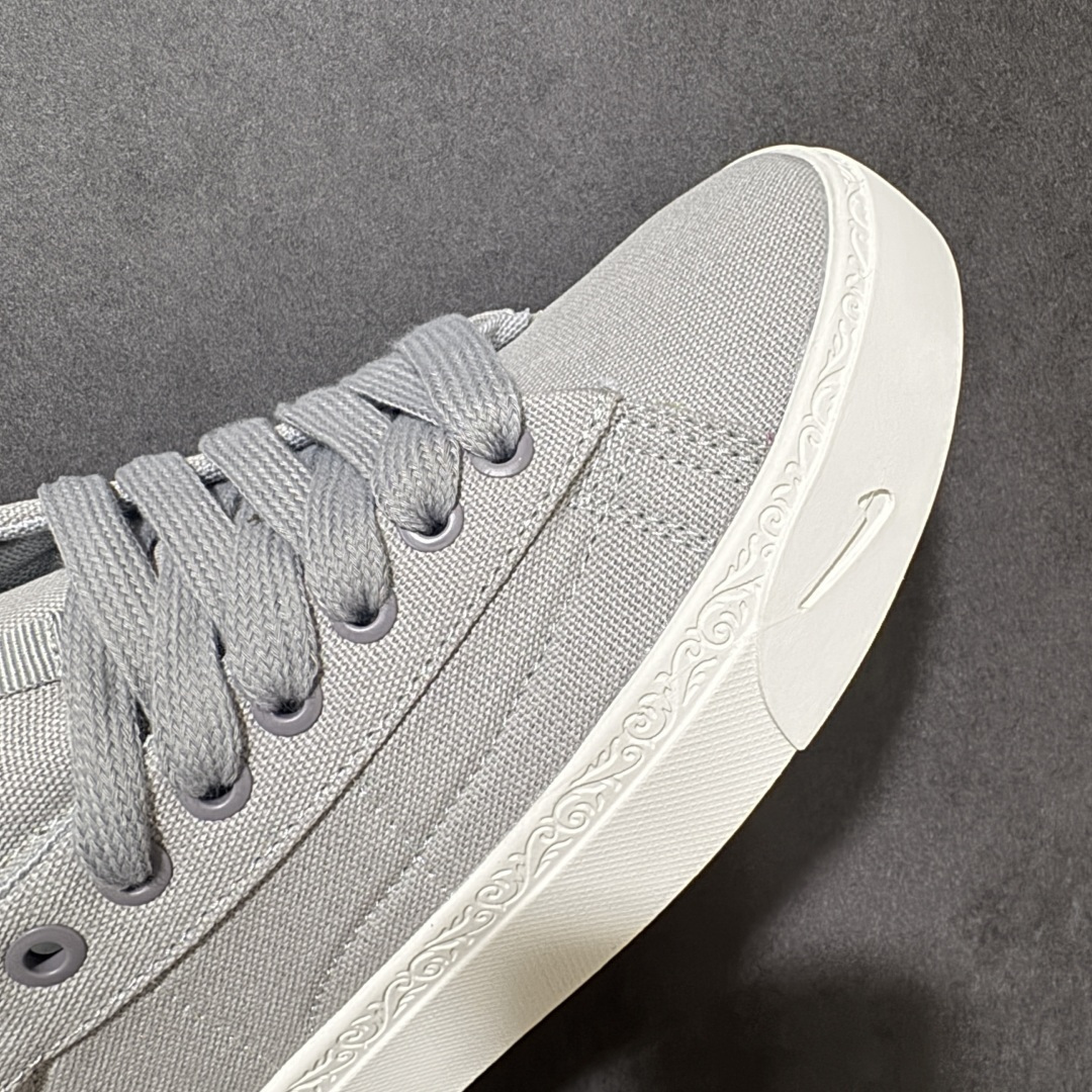 图片[8]-【公司级】Devin Booker x Nike Blazer Low Detroit Tigers 布克联名 后跟位置非常具有底特律街头味道的字体 D 代表布克的名字首字母 细看鞋底包边还暗藏浮雕刻画 后跟也标注了 Book 字样 和 D 结合起来就是 D Book 货号： HQ2054-001 尺码： 36 36.5 37.5 38 38.5 39 40 40.5 41 42 42.5 43 44 44.5 45-选品中心