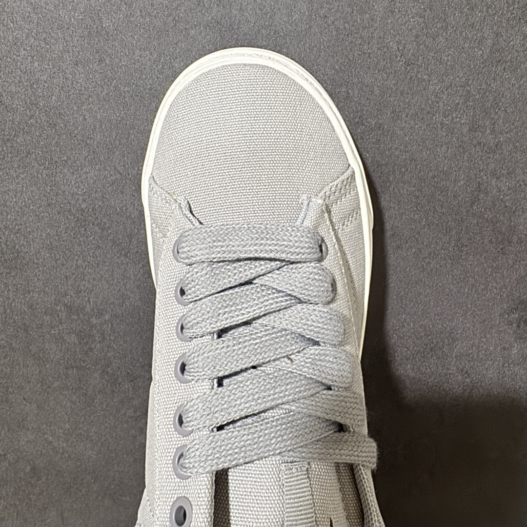 图片[5]-【公司级】Devin Booker x Nike Blazer Low Detroit Tigers 布克联名 后跟位置非常具有底特律街头味道的字体 D 代表布克的名字首字母 细看鞋底包边还暗藏浮雕刻画 后跟也标注了 Book 字样 和 D 结合起来就是 D Book 货号： HQ2054-001 尺码： 36 36.5 37.5 38 38.5 39 40 40.5 41 42 42.5 43 44 44.5 45-选品中心