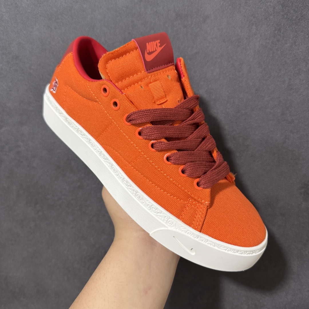 图片[3]-【公司级】Devin Booker x Nike Blazer Low Detroit Tigers 布克联名 后跟位置非常具有底特律街头味道的字体 D 代表布克的名字首字母 细看鞋底包边还暗藏浮雕刻画 后跟也标注了 Book 字样 和 D 结合起来就是 D Book 货号： HQ2054-800 尺码： 36 36.5 37.5 38 38.5 39 40 40.5 41 42 42.5 43 44 44.5 45-选品中心