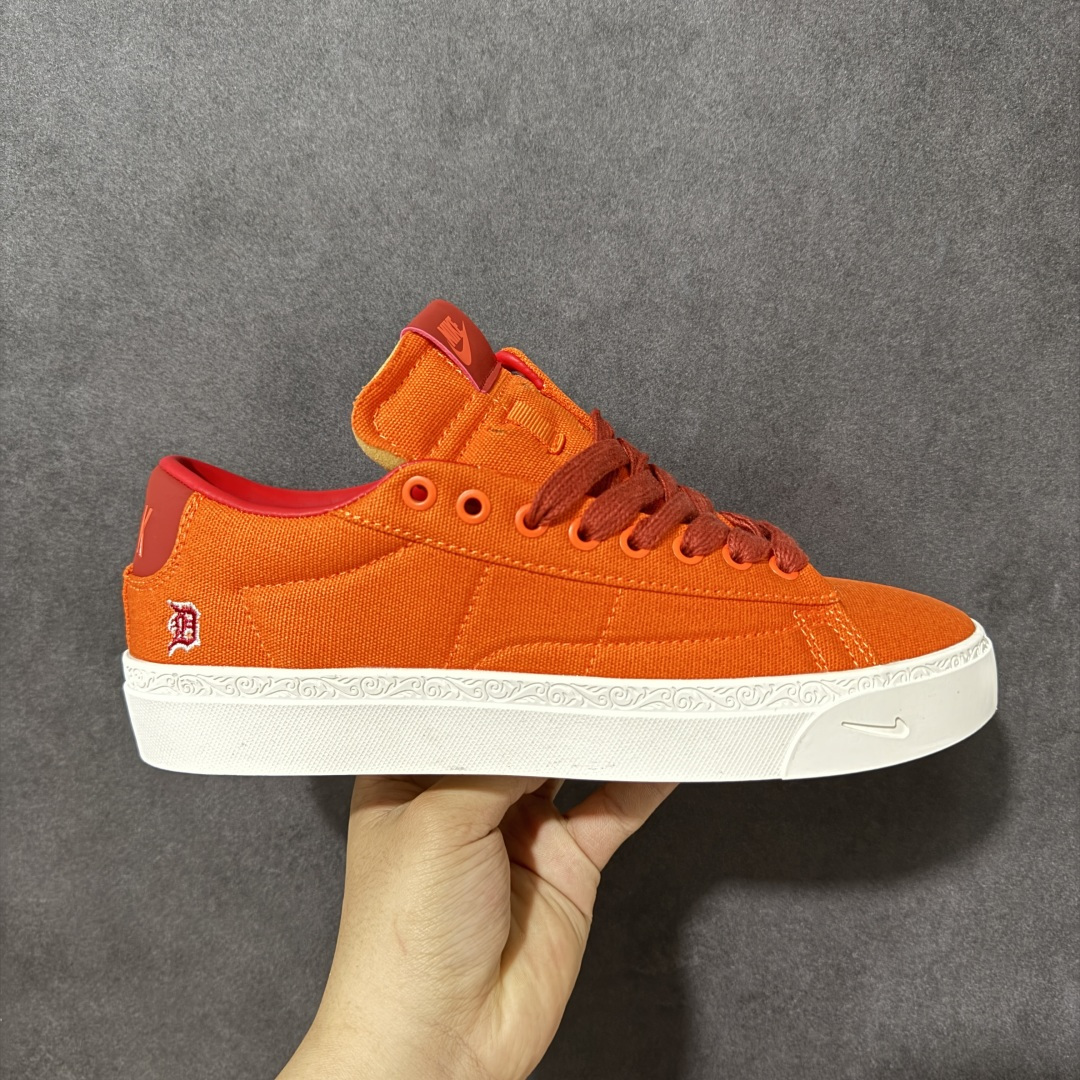【公司级】Devin Booker x Nike Blazer Low Detroit Tigers 布克联名 后跟位置非常具有底特律街头味道的字体 D 代表布克的名字首字母 细看鞋底包边还暗藏浮雕刻画 后跟也标注了 Book 字样 和 D 结合起来就是 D Book 货号： HQ2054-800 尺码： 36 36.5 37.5 38 38.5 39 40 40.5 41 42 42.5 43 44 44.5 45-选品中心