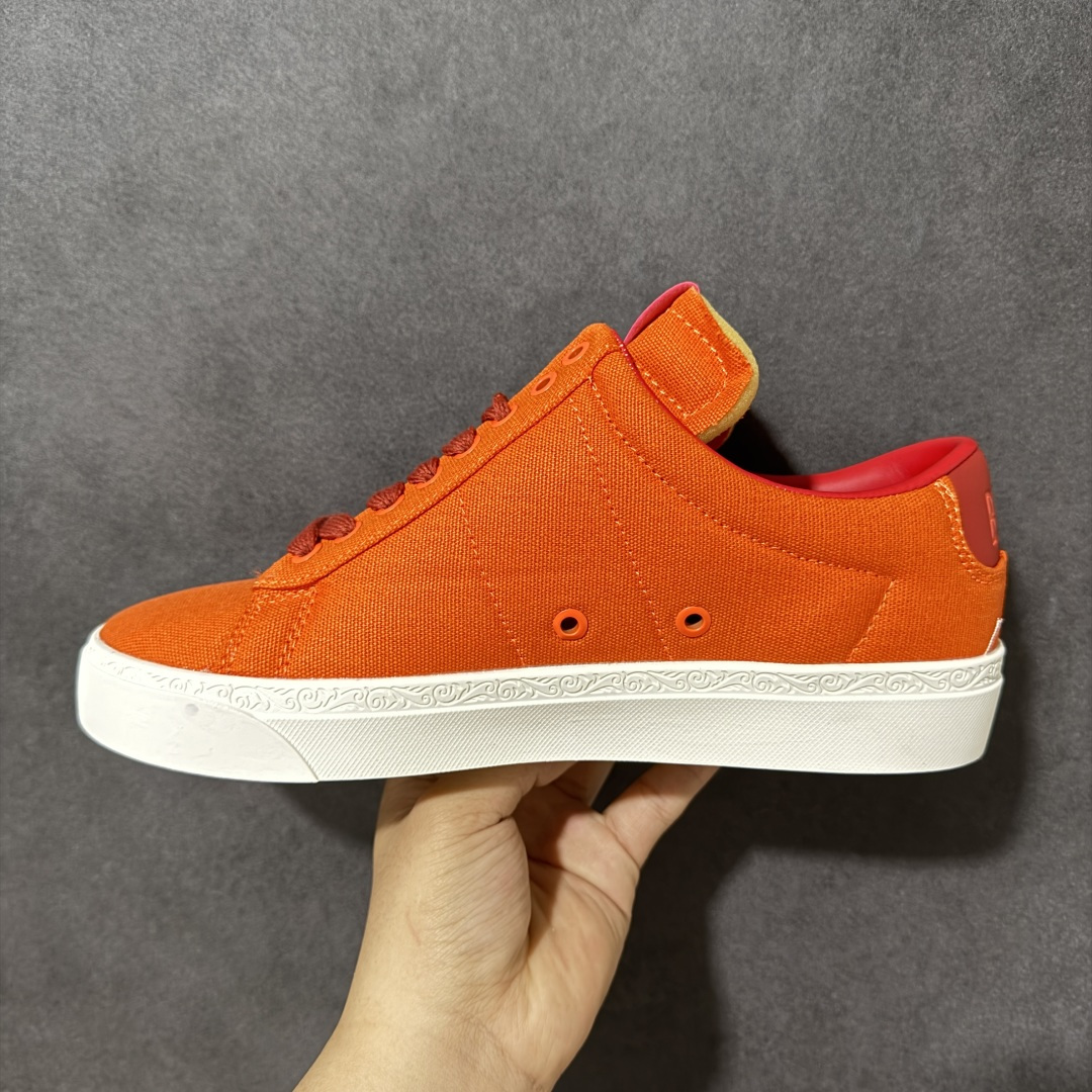 图片[2]-【公司级】Devin Booker x Nike Blazer Low Detroit Tigers 布克联名 后跟位置非常具有底特律街头味道的字体 D 代表布克的名字首字母 细看鞋底包边还暗藏浮雕刻画 后跟也标注了 Book 字样 和 D 结合起来就是 D Book 货号： HQ2054-800 尺码： 36 36.5 37.5 38 38.5 39 40 40.5 41 42 42.5 43 44 44.5 45-选品中心