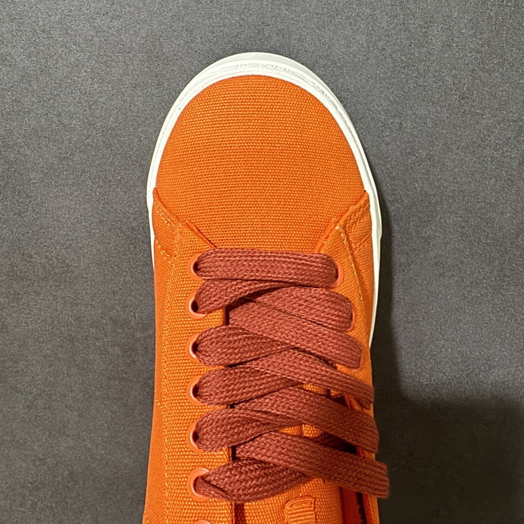 图片[5]-【公司级】Devin Booker x Nike Blazer Low Detroit Tigers 布克联名 后跟位置非常具有底特律街头味道的字体 D 代表布克的名字首字母 细看鞋底包边还暗藏浮雕刻画 后跟也标注了 Book 字样 和 D 结合起来就是 D Book 货号： HQ2054-800 尺码： 36 36.5 37.5 38 38.5 39 40 40.5 41 42 42.5 43 44 44.5 45-选品中心