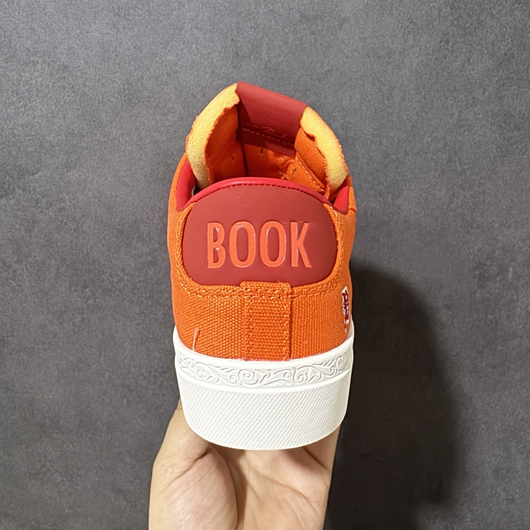 图片[4]-【公司级】Devin Booker x Nike Blazer Low Detroit Tigers 布克联名 后跟位置非常具有底特律街头味道的字体 D 代表布克的名字首字母 细看鞋底包边还暗藏浮雕刻画 后跟也标注了 Book 字样 和 D 结合起来就是 D Book 货号： HQ2054-800 尺码： 36 36.5 37.5 38 38.5 39 40 40.5 41 42 42.5 43 44 44.5 45-选品中心