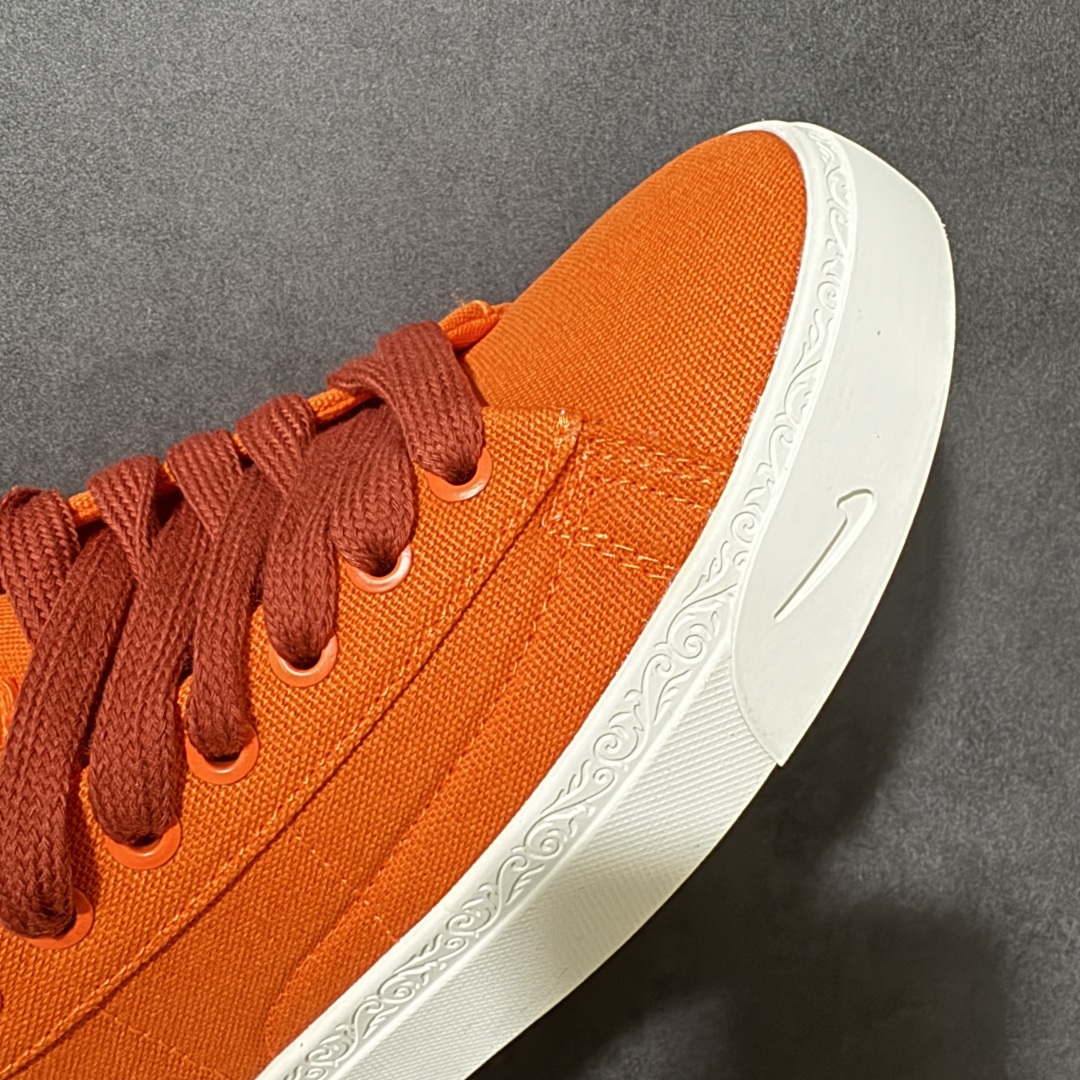 图片[8]-【公司级】Devin Booker x Nike Blazer Low Detroit Tigers 布克联名 后跟位置非常具有底特律街头味道的字体 D 代表布克的名字首字母 细看鞋底包边还暗藏浮雕刻画 后跟也标注了 Book 字样 和 D 结合起来就是 D Book 货号： HQ2054-800 尺码： 36 36.5 37.5 38 38.5 39 40 40.5 41 42 42.5 43 44 44.5 45-选品中心