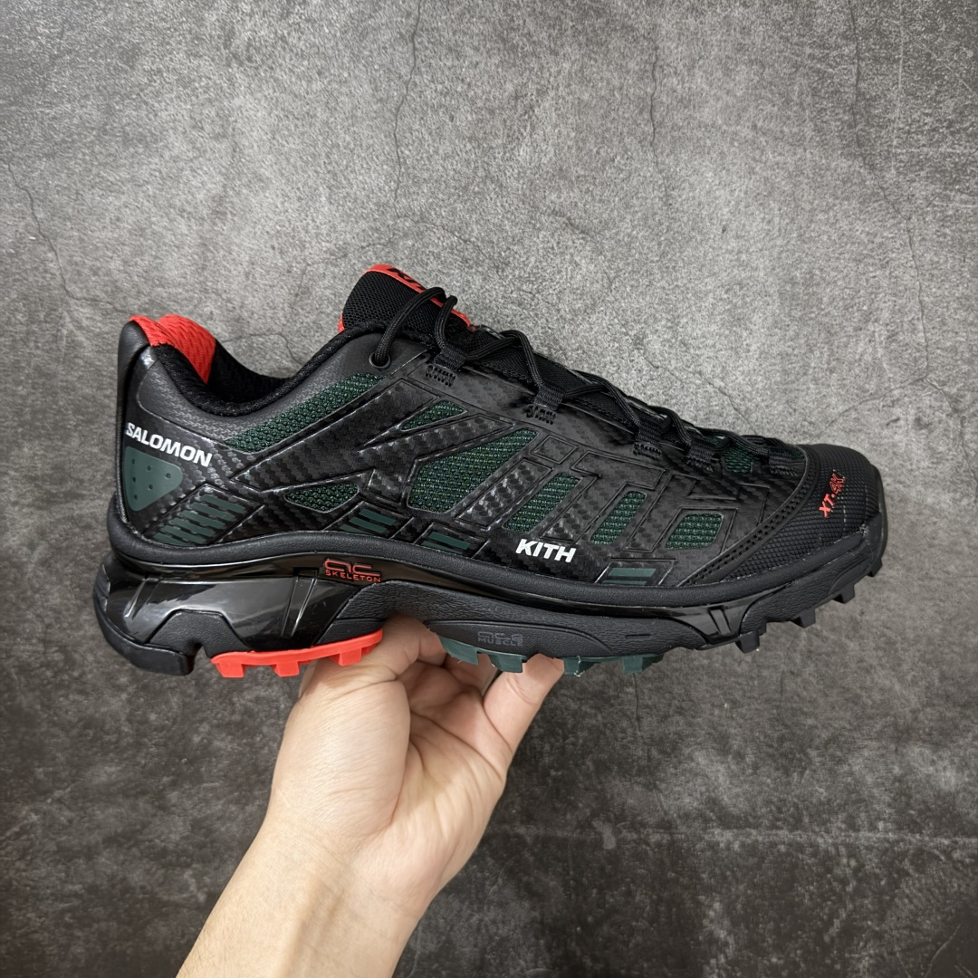 【纯原版】Salomon XT-4K Kith 萨洛蒙系列低帮城市越野机能透气休闲运动鞋 477723 鞋舌处附有迷你网眼袋收纳鞋绳以及下方的多色 Logo 标签 接着搭载奶油色 ACS 技术中底以及金色 TPU 塑料部件提升鞋款耐用性 中底与鞋面之间饰有海蓝色条状细节有效增添鞋款层次 最后应用黑色 Contragrip Chevron 外底完成鞋款设计 这次配色颇为高调 两款配色均以绚丽的渐变设计呈现 一款以粉紫渐变主打 另一款以黄绿渐变呈现 视觉效果相当吸睛 鞋面的使用玻璃纤维覆盖物加固 并通过细绳扣系带系统进行锁定 Salomon 的品牌logo 出现在脚后跟和前掌部位 中底虽然偏薄 但非常耐用 与模压塑料ACS 框架以及致密AC2 Muscle 鞋底单元结合 能够提供出色的支撑力和缓冲性 尺码：36 36.5 37.5 38 38.5 39 40 40.5 41 42 42.5 43 44 44.5 45-选品中心