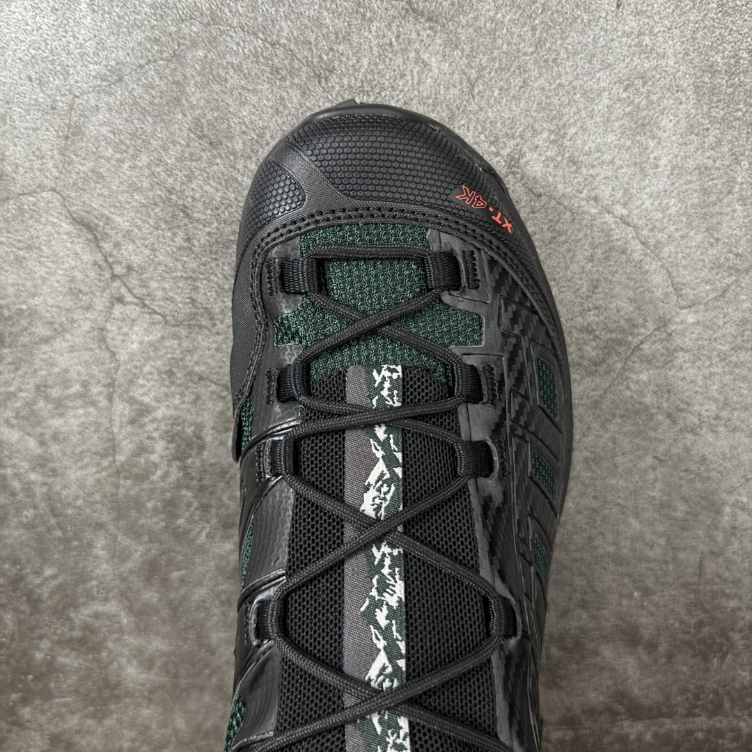 图片[5]-【纯原版】Salomon XT-4K Kith 萨洛蒙系列低帮城市越野机能透气休闲运动鞋 477723 鞋舌处附有迷你网眼袋收纳鞋绳以及下方的多色 Logo 标签 接着搭载奶油色 ACS 技术中底以及金色 TPU 塑料部件提升鞋款耐用性 中底与鞋面之间饰有海蓝色条状细节有效增添鞋款层次 最后应用黑色 Contragrip Chevron 外底完成鞋款设计 这次配色颇为高调 两款配色均以绚丽的渐变设计呈现 一款以粉紫渐变主打 另一款以黄绿渐变呈现 视觉效果相当吸睛 鞋面的使用玻璃纤维覆盖物加固 并通过细绳扣系带系统进行锁定 Salomon 的品牌logo 出现在脚后跟和前掌部位 中底虽然偏薄 但非常耐用 与模压塑料ACS 框架以及致密AC2 Muscle 鞋底单元结合 能够提供出色的支撑力和缓冲性 尺码：36 36.5 37.5 38 38.5 39 40 40.5 41 42 42.5 43 44 44.5 45-选品中心