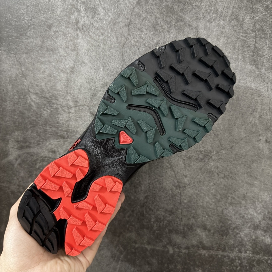 图片[9]-【纯原版】Salomon XT-4K Kith 萨洛蒙系列低帮城市越野机能透气休闲运动鞋 477723 鞋舌处附有迷你网眼袋收纳鞋绳以及下方的多色 Logo 标签 接着搭载奶油色 ACS 技术中底以及金色 TPU 塑料部件提升鞋款耐用性 中底与鞋面之间饰有海蓝色条状细节有效增添鞋款层次 最后应用黑色 Contragrip Chevron 外底完成鞋款设计 这次配色颇为高调 两款配色均以绚丽的渐变设计呈现 一款以粉紫渐变主打 另一款以黄绿渐变呈现 视觉效果相当吸睛 鞋面的使用玻璃纤维覆盖物加固 并通过细绳扣系带系统进行锁定 Salomon 的品牌logo 出现在脚后跟和前掌部位 中底虽然偏薄 但非常耐用 与模压塑料ACS 框架以及致密AC2 Muscle 鞋底单元结合 能够提供出色的支撑力和缓冲性 尺码：36 36.5 37.5 38 38.5 39 40 40.5 41 42 42.5 43 44 44.5 45-选品中心