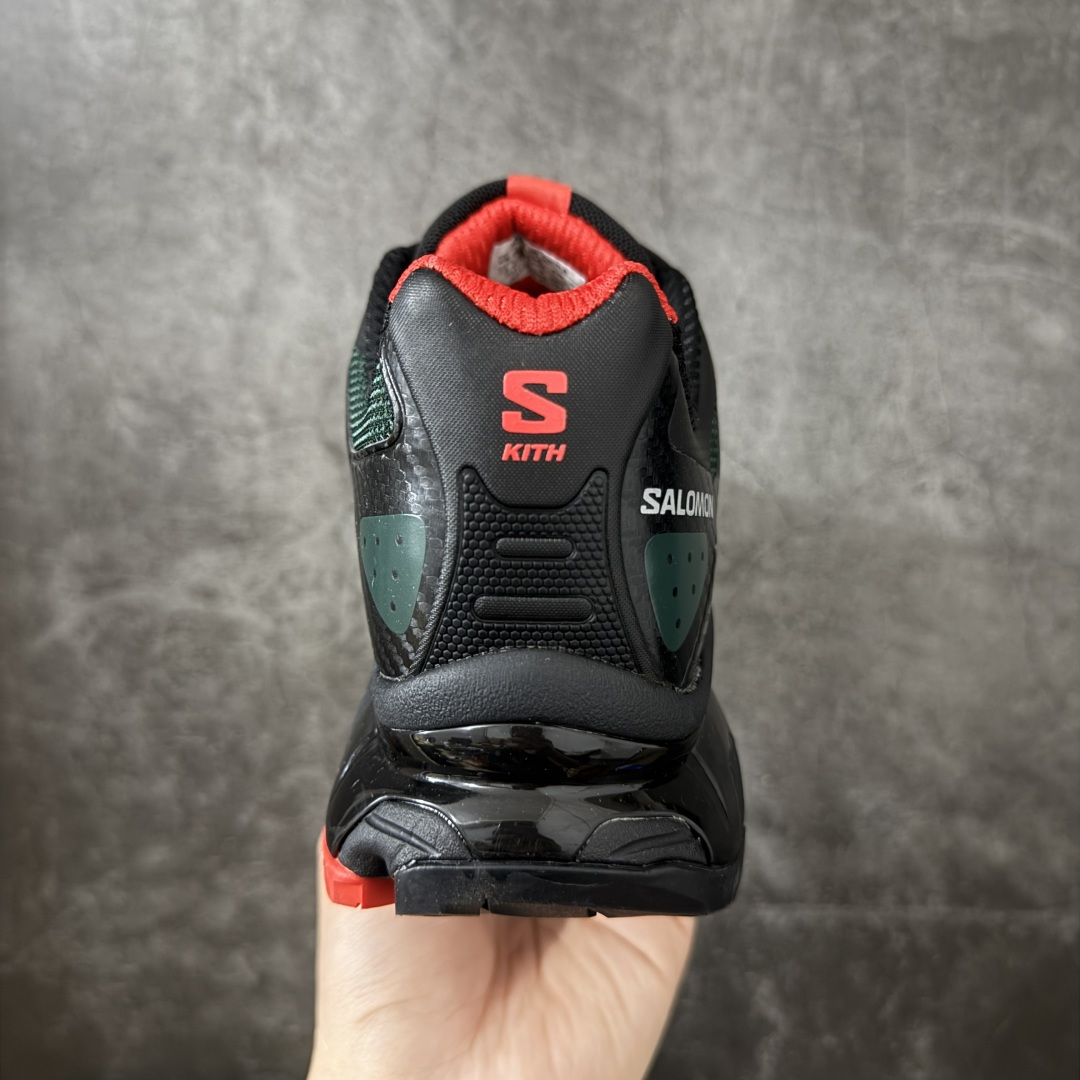 图片[4]-【纯原版】Salomon XT-4K Kith 萨洛蒙系列低帮城市越野机能透气休闲运动鞋 477723 鞋舌处附有迷你网眼袋收纳鞋绳以及下方的多色 Logo 标签 接着搭载奶油色 ACS 技术中底以及金色 TPU 塑料部件提升鞋款耐用性 中底与鞋面之间饰有海蓝色条状细节有效增添鞋款层次 最后应用黑色 Contragrip Chevron 外底完成鞋款设计 这次配色颇为高调 两款配色均以绚丽的渐变设计呈现 一款以粉紫渐变主打 另一款以黄绿渐变呈现 视觉效果相当吸睛 鞋面的使用玻璃纤维覆盖物加固 并通过细绳扣系带系统进行锁定 Salomon 的品牌logo 出现在脚后跟和前掌部位 中底虽然偏薄 但非常耐用 与模压塑料ACS 框架以及致密AC2 Muscle 鞋底单元结合 能够提供出色的支撑力和缓冲性 尺码：36 36.5 37.5 38 38.5 39 40 40.5 41 42 42.5 43 44 44.5 45-选品中心