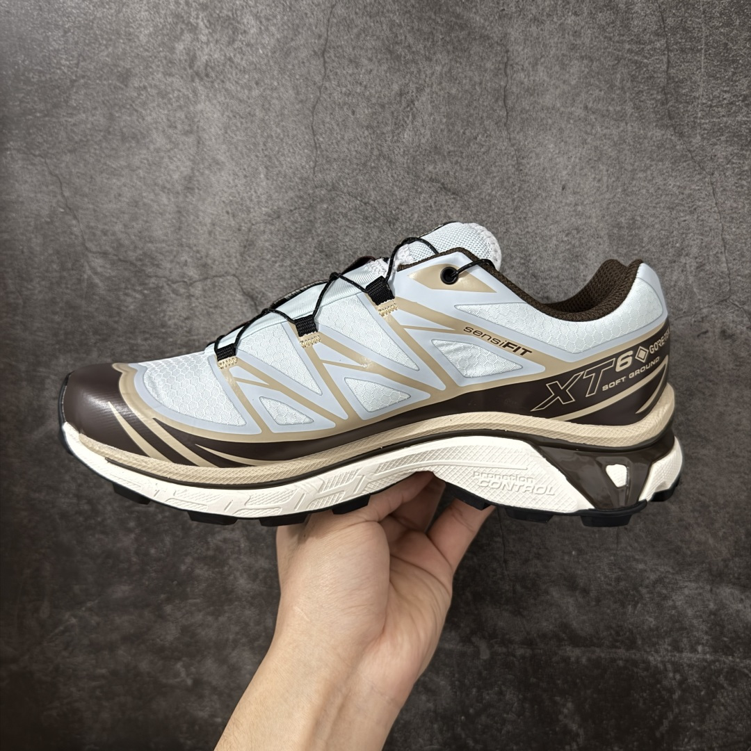 图片[2]-【巅峰升级版】 Salomon XT-6 GTX NAKED 防水款新配色 454666 萨洛蒙复古潮流户外机能登山跑鞋 纯原外贸平台特供订单 耗时半年巨作 全套原纸板楦头开发 原厂特供网布配套加持 确保原汁原味 完美呈现版型 原档数据独家私模五层组合大底 原装Ortholite轻量化鞋垫 中底布带钢印编号 原厂TPU锁扣 进口港宝加持 后跟自然饱满 还原公司包裹性 鞋面以“锯齿”状的包裹系统呈现 在基色底之下加入了各种色点缀 将公司的最新技术和时尚前卫的造型融入耐用的长跑款式中 鞋面由 TPU 薄膜制成 并焊接在高耐磨网眼上 使其既时尚又坚固 由 ACS底盘支撑 可增强稳定性和支撑力 以及由橡胶凸耳 Contragrip外底覆盖的 EVA 缓冲中底 旨在应对崎岖的地形 鞋舌上的彩色Salomon 标签、Quicklace 系统以及鞋头、鞋舌和鞋跟上的附加品牌使细节更加完美 让穿着者可以轻松驾驭户外与通勤下的任何运动生活场景 无缝鞋身户外随意纵横 颜值与脚感兼备 出街通勤 绝对非常吸睛 你值得拥有 尺码：36 36.5 37.5 38 38.5 39 40 40.5 41 42 42.5 43 44 44.5 45-选品中心