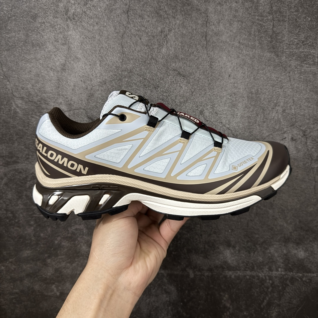【巅峰升级版】 Salomon XT-6 GTX NAKED 防水款新配色 454666 萨洛蒙复古潮流户外机能登山跑鞋 纯原外贸平台特供订单 耗时半年巨作 全套原纸板楦头开发 原厂特供网布配套加持 确保原汁原味 完美呈现版型 原档数据独家私模五层组合大底 原装Ortholite轻量化鞋垫 中底布带钢印编号 原厂TPU锁扣 进口港宝加持 后跟自然饱满 还原公司包裹性 鞋面以“锯齿”状的包裹系统呈现 在基色底之下加入了各种色点缀 将公司的最新技术和时尚前卫的造型融入耐用的长跑款式中 鞋面由 TPU 薄膜制成 并焊接在高耐磨网眼上 使其既时尚又坚固 由 ACS底盘支撑 可增强稳定性和支撑力 以及由橡胶凸耳 Contragrip外底覆盖的 EVA 缓冲中底 旨在应对崎岖的地形 鞋舌上的彩色Salomon 标签、Quicklace 系统以及鞋头、鞋舌和鞋跟上的附加品牌使细节更加完美 让穿着者可以轻松驾驭户外与通勤下的任何运动生活场景 无缝鞋身户外随意纵横 颜值与脚感兼备 出街通勤 绝对非常吸睛 你值得拥有 尺码：36 36.5 37.5 38 38.5 39 40 40.5 41 42 42.5 43 44 44.5 45-选品中心