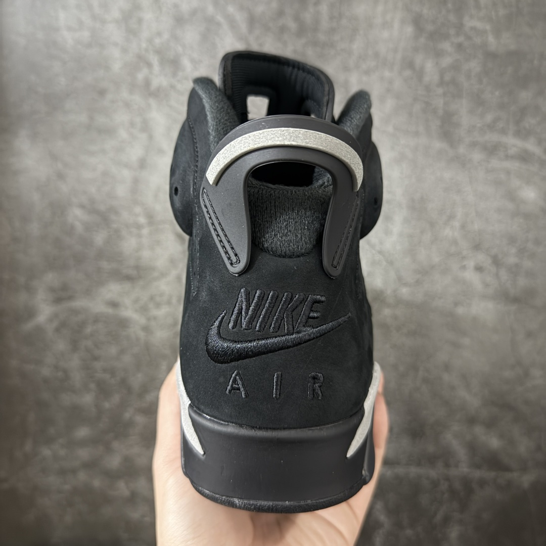 图片[4]-【外贸纯原版】Air Jordan 6 Retro \”Cap and Gown\” AJ6 乔6毕业主题 货号：IR2266-010 莞产渠道大厂出品 顶级品质 原楦原纸板开发 采购原厂皮料 原厂定型 后跟完美小蛮腰效果 到手可心比对发售原鞋 上脚百分百充当正品驾驭 真正原装公司级完美鞋型 一切细节实拍所见所得！ 纸板中底 完美版型 一应俱全 外贸专供 发国外寄售可稳妥充正操作 鞋身采用黑色翻毛皮鞋面，辅以白色细节点缀，中底、鞋后跟贴片以及鞋面裁片与鞋带包边上的 3M 反光元素，在不破坏整体高级质感的前提下，为鞋款注入恰到好处的吸睛亮点。鞋后跟处的 “ Nike Air ” 经典标识，更让这款新作自带复古韵味。 尺码：40.5 41 42 42.5 43 44 44.5 45 45.5 46 47.5 48.5-选品中心