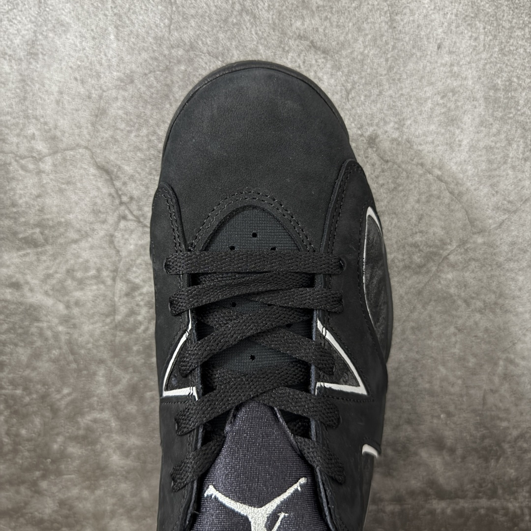 图片[5]-【外贸纯原版】Air Jordan 6 Retro \”Cap and Gown\” AJ6 乔6毕业主题 货号：IR2266-010 莞产渠道大厂出品 顶级品质 原楦原纸板开发 采购原厂皮料 原厂定型 后跟完美小蛮腰效果 到手可心比对发售原鞋 上脚百分百充当正品驾驭 真正原装公司级完美鞋型 一切细节实拍所见所得！ 纸板中底 完美版型 一应俱全 外贸专供 发国外寄售可稳妥充正操作 鞋身采用黑色翻毛皮鞋面，辅以白色细节点缀，中底、鞋后跟贴片以及鞋面裁片与鞋带包边上的 3M 反光元素，在不破坏整体高级质感的前提下，为鞋款注入恰到好处的吸睛亮点。鞋后跟处的 “ Nike Air ” 经典标识，更让这款新作自带复古韵味。 尺码：40.5 41 42 42.5 43 44 44.5 45 45.5 46 47.5 48.5-选品中心