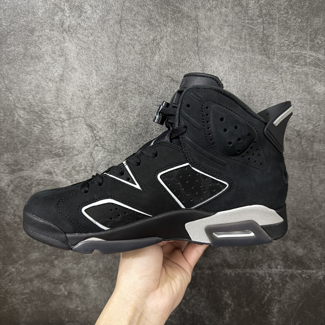 图片[2]-【外贸纯原版】Air Jordan 6 Retro \”Cap and Gown\” AJ6 乔6毕业主题 货号：IR2266-010 莞产渠道大厂出品 顶级品质 原楦原纸板开发 采购原厂皮料 原厂定型 后跟完美小蛮腰效果 到手可心比对发售原鞋 上脚百分百充当正品驾驭 真正原装公司级完美鞋型 一切细节实拍所见所得！ 纸板中底 完美版型 一应俱全 外贸专供 发国外寄售可稳妥充正操作 鞋身采用黑色翻毛皮鞋面，辅以白色细节点缀，中底、鞋后跟贴片以及鞋面裁片与鞋带包边上的 3M 反光元素，在不破坏整体高级质感的前提下，为鞋款注入恰到好处的吸睛亮点。鞋后跟处的 “ Nike Air ” 经典标识，更让这款新作自带复古韵味。 尺码：40.5 41 42 42.5 43 44 44.5 45 45.5 46 47.5 48.5-选品中心