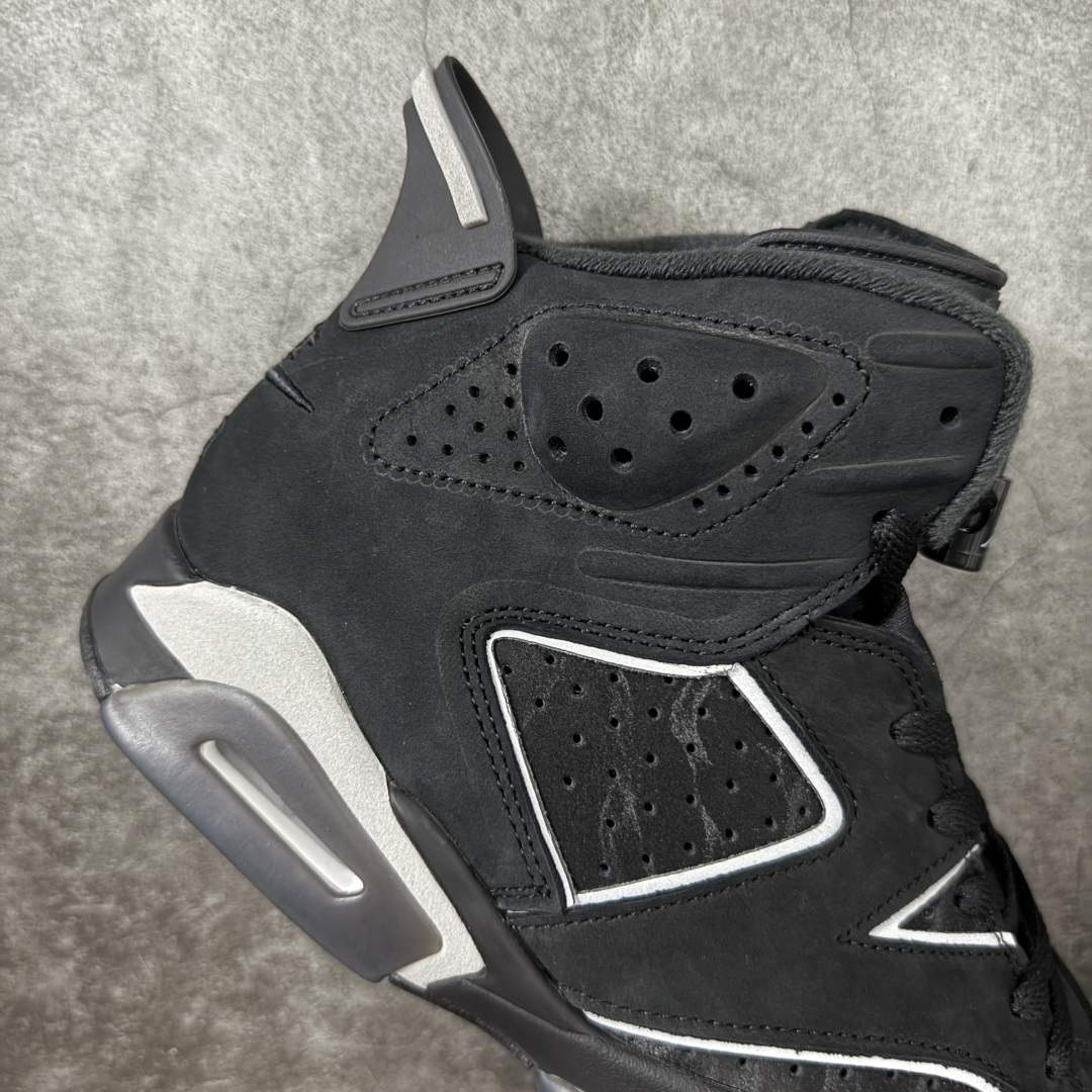 图片[7]-【外贸纯原版】Air Jordan 6 Retro \”Cap and Gown\” AJ6 乔6毕业主题 货号：IR2266-010 莞产渠道大厂出品 顶级品质 原楦原纸板开发 采购原厂皮料 原厂定型 后跟完美小蛮腰效果 到手可心比对发售原鞋 上脚百分百充当正品驾驭 真正原装公司级完美鞋型 一切细节实拍所见所得！ 纸板中底 完美版型 一应俱全 外贸专供 发国外寄售可稳妥充正操作 鞋身采用黑色翻毛皮鞋面，辅以白色细节点缀，中底、鞋后跟贴片以及鞋面裁片与鞋带包边上的 3M 反光元素，在不破坏整体高级质感的前提下，为鞋款注入恰到好处的吸睛亮点。鞋后跟处的 “ Nike Air ” 经典标识，更让这款新作自带复古韵味。 尺码：40.5 41 42 42.5 43 44 44.5 45 45.5 46 47.5 48.5-选品中心