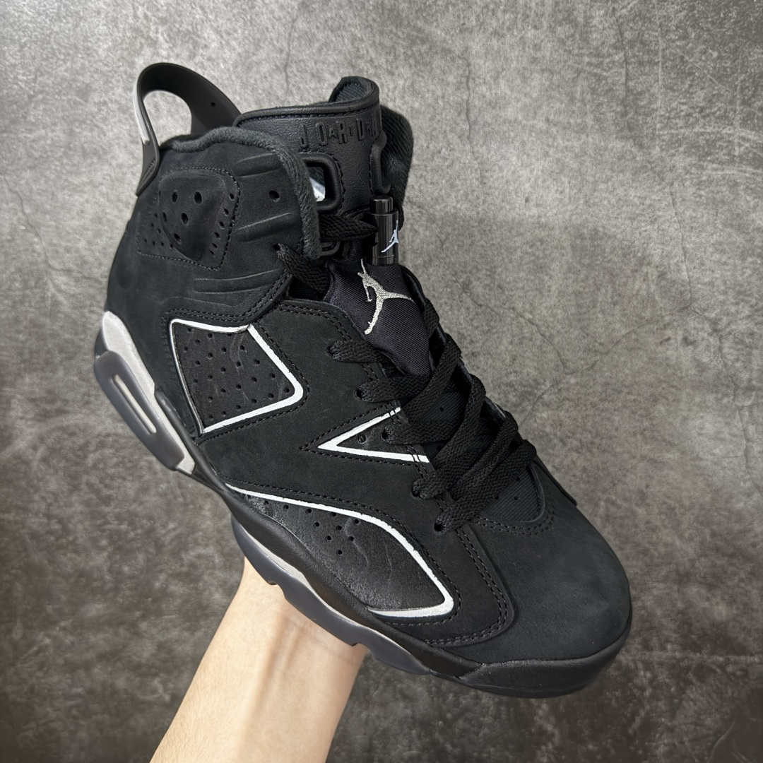 图片[3]-【外贸纯原版】Air Jordan 6 Retro \”Cap and Gown\” AJ6 乔6毕业主题 货号：IR2266-010 莞产渠道大厂出品 顶级品质 原楦原纸板开发 采购原厂皮料 原厂定型 后跟完美小蛮腰效果 到手可心比对发售原鞋 上脚百分百充当正品驾驭 真正原装公司级完美鞋型 一切细节实拍所见所得！ 纸板中底 完美版型 一应俱全 外贸专供 发国外寄售可稳妥充正操作 鞋身采用黑色翻毛皮鞋面，辅以白色细节点缀，中底、鞋后跟贴片以及鞋面裁片与鞋带包边上的 3M 反光元素，在不破坏整体高级质感的前提下，为鞋款注入恰到好处的吸睛亮点。鞋后跟处的 “ Nike Air ” 经典标识，更让这款新作自带复古韵味。 尺码：40.5 41 42 42.5 43 44 44.5 45 45.5 46 47.5 48.5-选品中心