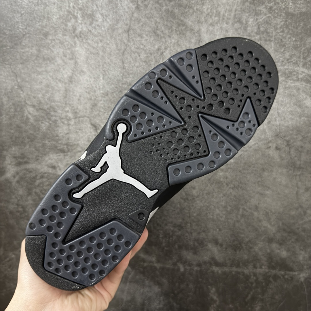 图片[9]-【外贸纯原版】Air Jordan 6 Retro \”Cap and Gown\” AJ6 乔6毕业主题 货号：IR2266-010 莞产渠道大厂出品 顶级品质 原楦原纸板开发 采购原厂皮料 原厂定型 后跟完美小蛮腰效果 到手可心比对发售原鞋 上脚百分百充当正品驾驭 真正原装公司级完美鞋型 一切细节实拍所见所得！ 纸板中底 完美版型 一应俱全 外贸专供 发国外寄售可稳妥充正操作 鞋身采用黑色翻毛皮鞋面，辅以白色细节点缀，中底、鞋后跟贴片以及鞋面裁片与鞋带包边上的 3M 反光元素，在不破坏整体高级质感的前提下，为鞋款注入恰到好处的吸睛亮点。鞋后跟处的 “ Nike Air ” 经典标识，更让这款新作自带复古韵味。 尺码：40.5 41 42 42.5 43 44 44.5 45 45.5 46 47.5 48.5-选品中心