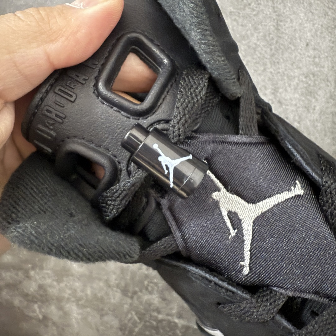 图片[7]-【外贸纯原版】Air Jordan 6 Retro \”Cap and Gown\” AJ6 乔6毕业主题 货号：IR2266-010 莞产渠道大厂出品 顶级品质 原楦原纸板开发 采购原厂皮料 原厂定型 后跟完美小蛮腰效果 到手可心比对发售原鞋 上脚百分百充当正品驾驭 真正原装公司级完美鞋型 一切细节实拍所见所得！ 纸板中底 完美版型 一应俱全 外贸专供 发国外寄售可稳妥充正操作 鞋身采用黑色翻毛皮鞋面，辅以白色细节点缀，中底、鞋后跟贴片以及鞋面裁片与鞋带包边上的 3M 反光元素，在不破坏整体高级质感的前提下，为鞋款注入恰到好处的吸睛亮点。鞋后跟处的 “ Nike Air ” 经典标识，更让这款新作自带复古韵味。 尺码：40.5 41 42 42.5 43 44 44.5 45 45.5 46 47.5 48.5-选品中心