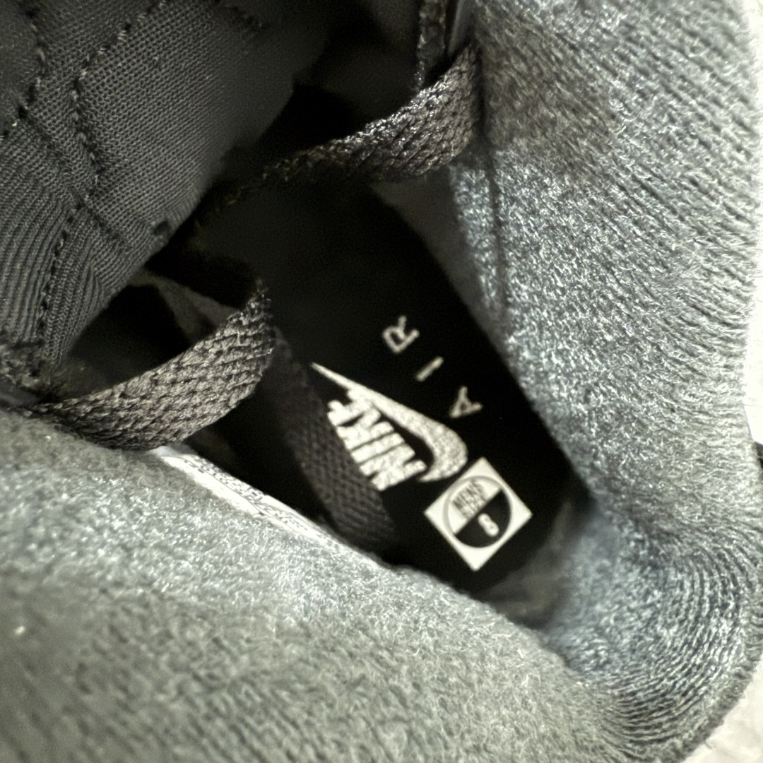 图片[9]-【外贸纯原版】Air Jordan 6 Retro \”Cap and Gown\” AJ6 乔6毕业主题 货号：IR2266-010 莞产渠道大厂出品 顶级品质 原楦原纸板开发 采购原厂皮料 原厂定型 后跟完美小蛮腰效果 到手可心比对发售原鞋 上脚百分百充当正品驾驭 真正原装公司级完美鞋型 一切细节实拍所见所得！ 纸板中底 完美版型 一应俱全 外贸专供 发国外寄售可稳妥充正操作 鞋身采用黑色翻毛皮鞋面，辅以白色细节点缀，中底、鞋后跟贴片以及鞋面裁片与鞋带包边上的 3M 反光元素，在不破坏整体高级质感的前提下，为鞋款注入恰到好处的吸睛亮点。鞋后跟处的 “ Nike Air ” 经典标识，更让这款新作自带复古韵味。 尺码：40.5 41 42 42.5 43 44 44.5 45 45.5 46 47.5 48.5-选品中心