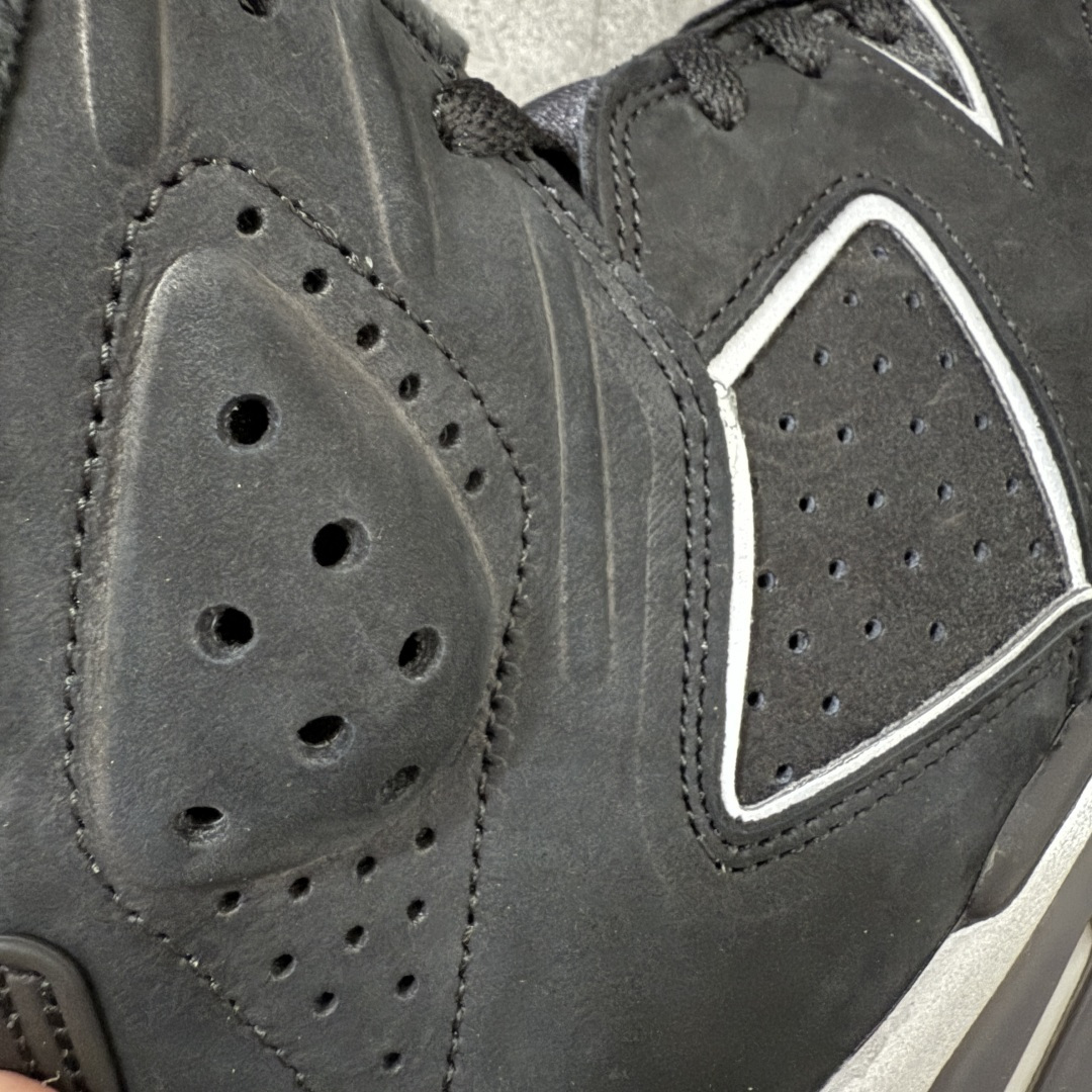 图片[4]-【外贸纯原版】Air Jordan 6 Retro \”Cap and Gown\” AJ6 乔6毕业主题 货号：IR2266-010 莞产渠道大厂出品 顶级品质 原楦原纸板开发 采购原厂皮料 原厂定型 后跟完美小蛮腰效果 到手可心比对发售原鞋 上脚百分百充当正品驾驭 真正原装公司级完美鞋型 一切细节实拍所见所得！ 纸板中底 完美版型 一应俱全 外贸专供 发国外寄售可稳妥充正操作 鞋身采用黑色翻毛皮鞋面，辅以白色细节点缀，中底、鞋后跟贴片以及鞋面裁片与鞋带包边上的 3M 反光元素，在不破坏整体高级质感的前提下，为鞋款注入恰到好处的吸睛亮点。鞋后跟处的 “ Nike Air ” 经典标识，更让这款新作自带复古韵味。 尺码：40.5 41 42 42.5 43 44 44.5 45 45.5 46 47.5 48.5-选品中心