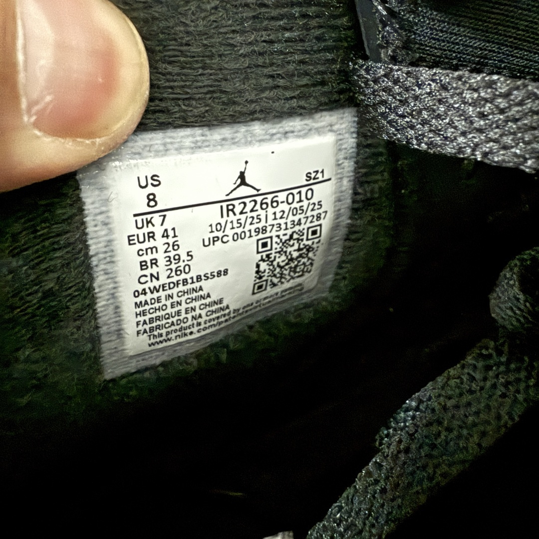 图片[8]-【外贸纯原版】Air Jordan 6 Retro \”Cap and Gown\” AJ6 乔6毕业主题 货号：IR2266-010 莞产渠道大厂出品 顶级品质 原楦原纸板开发 采购原厂皮料 原厂定型 后跟完美小蛮腰效果 到手可心比对发售原鞋 上脚百分百充当正品驾驭 真正原装公司级完美鞋型 一切细节实拍所见所得！ 纸板中底 完美版型 一应俱全 外贸专供 发国外寄售可稳妥充正操作 鞋身采用黑色翻毛皮鞋面，辅以白色细节点缀，中底、鞋后跟贴片以及鞋面裁片与鞋带包边上的 3M 反光元素，在不破坏整体高级质感的前提下，为鞋款注入恰到好处的吸睛亮点。鞋后跟处的 “ Nike Air ” 经典标识，更让这款新作自带复古韵味。 尺码：40.5 41 42 42.5 43 44 44.5 45 45.5 46 47.5 48.5-选品中心