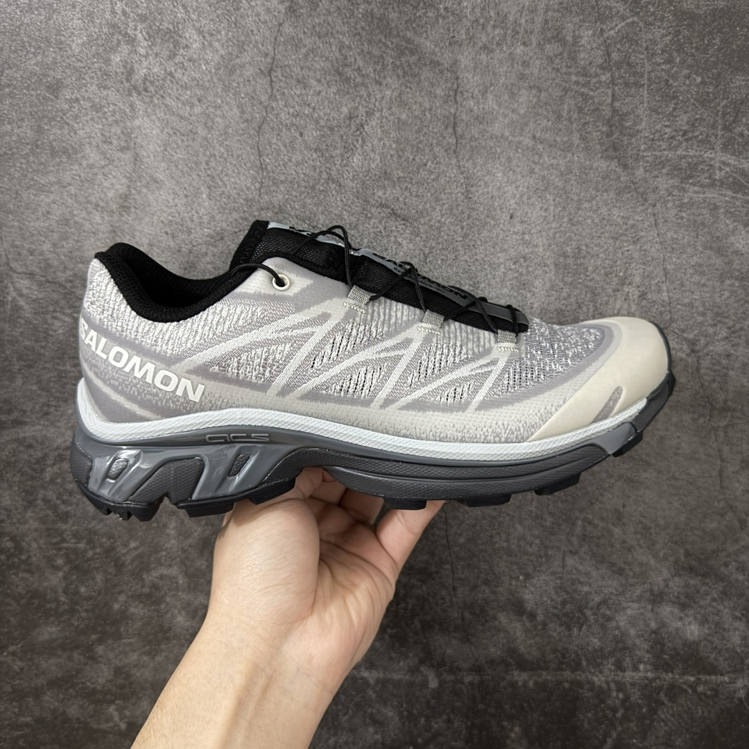 【巅峰版】 Salomon XT-6 灰色 萨洛蒙复古潮流户外机能登山跑鞋 478738 纯原外贸平台特供订单 耗时半年巨作 全套原纸板楦头开发 原厂特供网布配套加持 确保原汁原味 完美呈现版型 原档数据独家私模五层组合大底 原装Ortholite轻量化鞋垫 中底布带钢印编号 原厂TPU锁扣 进口港宝加持 后跟自然饱满 还原公司包裹性 鞋面以“锯齿”状的包裹系统呈现 在基色底之下加入了各种色点缀 将公司的最新技术和时尚前卫的造型融入耐用的长跑款式中 鞋面由 TPU 薄膜制成 并焊接在高耐磨网眼上 使其既时尚又坚固 由 ACS底盘支撑 可增强稳定性和支撑力 以及由橡胶凸耳 Contragrip外底覆盖的 EVA 缓冲中底 旨在应对崎岖的地形 鞋舌上的彩色Salomon 标签、Quicklace 系统以及鞋头、鞋舌和鞋跟上的附加品牌使细节更加完美 让穿着者可以轻松驾驭户外与通勤下的任何运动生活场景 无缝鞋身户外随意纵横 颜值与脚感兼备 出街通勤 绝对非常吸睛 你值得拥有 尺码：36 36.5 37.5 38 38.5 39 40 40.5 41 42 42.5 43 44 44.5 45-选品中心