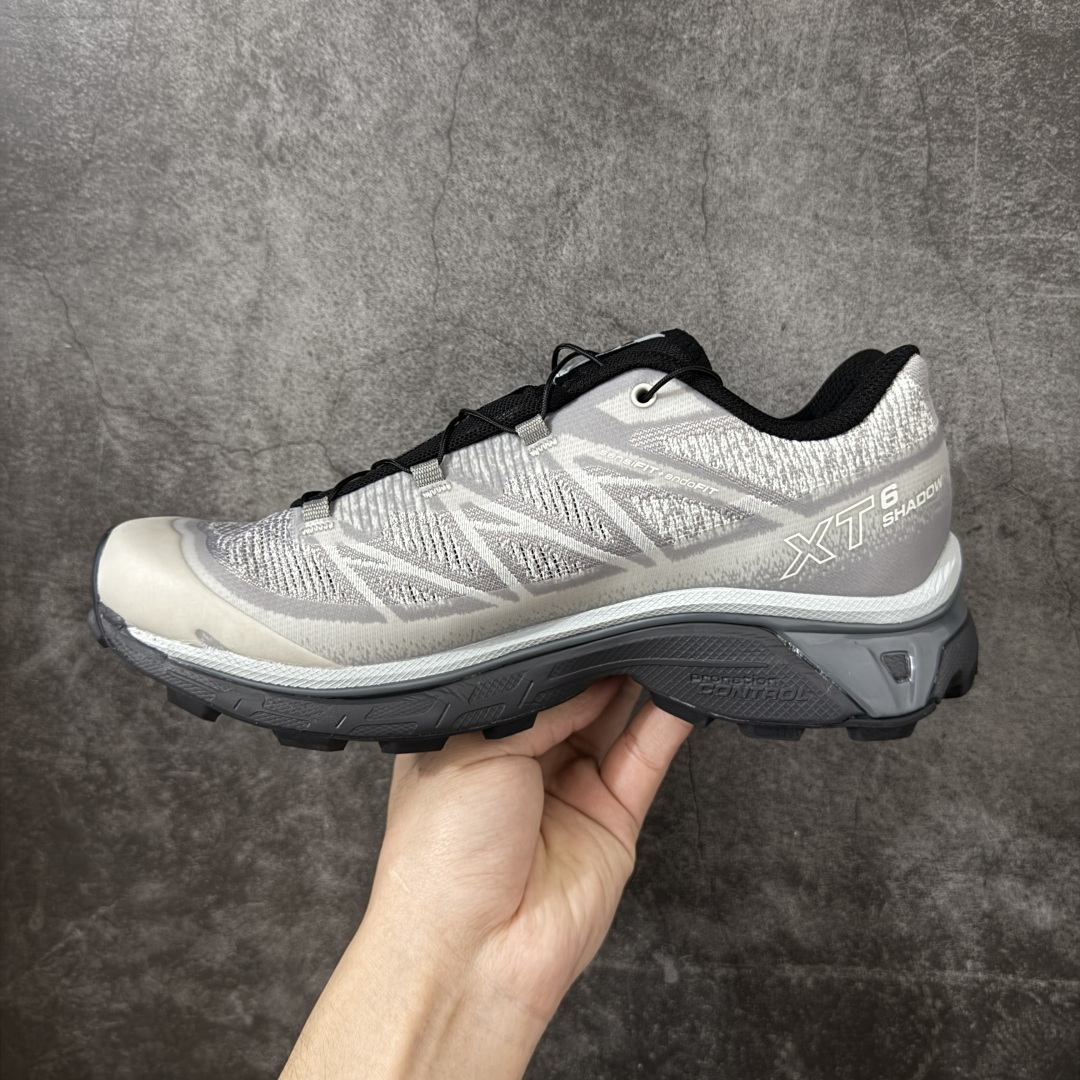 图片[2]-【巅峰版】 Salomon XT-6 灰色 萨洛蒙复古潮流户外机能登山跑鞋 478738 纯原外贸平台特供订单 耗时半年巨作 全套原纸板楦头开发 原厂特供网布配套加持 确保原汁原味 完美呈现版型 原档数据独家私模五层组合大底 原装Ortholite轻量化鞋垫 中底布带钢印编号 原厂TPU锁扣 进口港宝加持 后跟自然饱满 还原公司包裹性 鞋面以“锯齿”状的包裹系统呈现 在基色底之下加入了各种色点缀 将公司的最新技术和时尚前卫的造型融入耐用的长跑款式中 鞋面由 TPU 薄膜制成 并焊接在高耐磨网眼上 使其既时尚又坚固 由 ACS底盘支撑 可增强稳定性和支撑力 以及由橡胶凸耳 Contragrip外底覆盖的 EVA 缓冲中底 旨在应对崎岖的地形 鞋舌上的彩色Salomon 标签、Quicklace 系统以及鞋头、鞋舌和鞋跟上的附加品牌使细节更加完美 让穿着者可以轻松驾驭户外与通勤下的任何运动生活场景 无缝鞋身户外随意纵横 颜值与脚感兼备 出街通勤 绝对非常吸睛 你值得拥有 尺码：36 36.5 37.5 38 38.5 39 40 40.5 41 42 42.5 43 44 44.5 45-选品中心