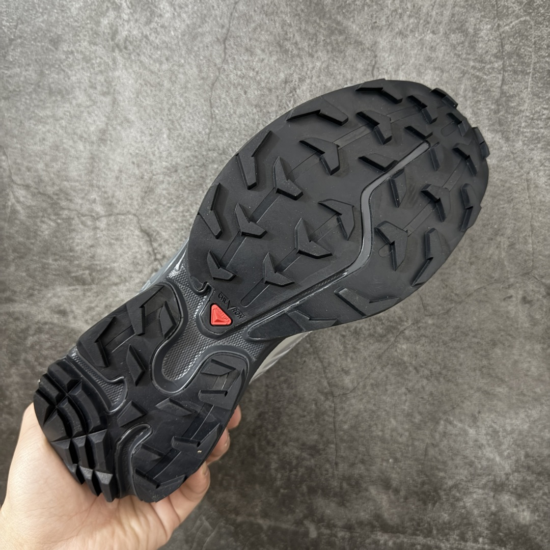 图片[9]-【巅峰版】 Salomon XT-6 灰色 萨洛蒙复古潮流户外机能登山跑鞋 478738 纯原外贸平台特供订单 耗时半年巨作 全套原纸板楦头开发 原厂特供网布配套加持 确保原汁原味 完美呈现版型 原档数据独家私模五层组合大底 原装Ortholite轻量化鞋垫 中底布带钢印编号 原厂TPU锁扣 进口港宝加持 后跟自然饱满 还原公司包裹性 鞋面以“锯齿”状的包裹系统呈现 在基色底之下加入了各种色点缀 将公司的最新技术和时尚前卫的造型融入耐用的长跑款式中 鞋面由 TPU 薄膜制成 并焊接在高耐磨网眼上 使其既时尚又坚固 由 ACS底盘支撑 可增强稳定性和支撑力 以及由橡胶凸耳 Contragrip外底覆盖的 EVA 缓冲中底 旨在应对崎岖的地形 鞋舌上的彩色Salomon 标签、Quicklace 系统以及鞋头、鞋舌和鞋跟上的附加品牌使细节更加完美 让穿着者可以轻松驾驭户外与通勤下的任何运动生活场景 无缝鞋身户外随意纵横 颜值与脚感兼备 出街通勤 绝对非常吸睛 你值得拥有 尺码：36 36.5 37.5 38 38.5 39 40 40.5 41 42 42.5 43 44 44.5 45-选品中心
