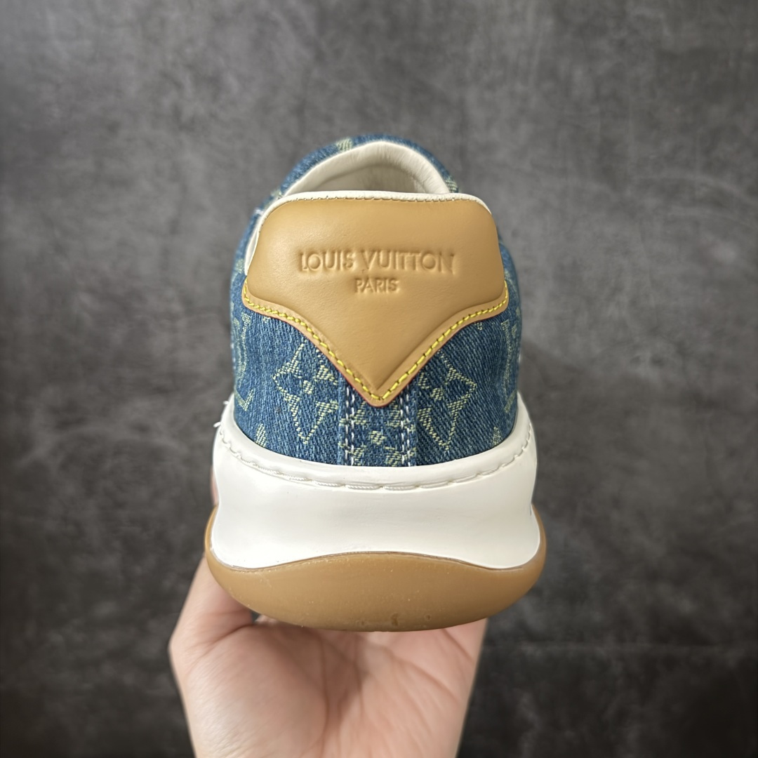 图片[4]-【广东礼盒版】广奢高端货LOUIS VUITTON Tilted 饼干鞋系列｜2026 早春全新上架 黄棕牛皮革 LV 路易威登 Tilted Low Sneakers 倾斜系列低帮复古休闲运动板鞋 男鞋｜广东原产｜市售顶级版本 ✦ 升级原楦型开发纸版，鞋型更立体更正 ✦ Monogram 丹宁布鞋面，质感高级耐看 ✦ 鞋垫嵌入EVA软脚感物料，回弹舒适 ✦ 后跟耐弯折滴塑支撑片，稳定不塌 ✦ 全新开发TPR光泽组合隔色鞋底 ✦ LV组合 TPU 生胶底结构，行走稳、耐磨强 ✦ 原版购入开发 ✦ 厚实抽屉式礼品鞋盒 ✦ 原装包装说明书＋防尘布袋 ✦ 附送官方快递加固牛皮纸外盒 法国巴黎百年奢侈品牌 LOUIS VUITTON 路易威登 尺码：39-45-选品中心