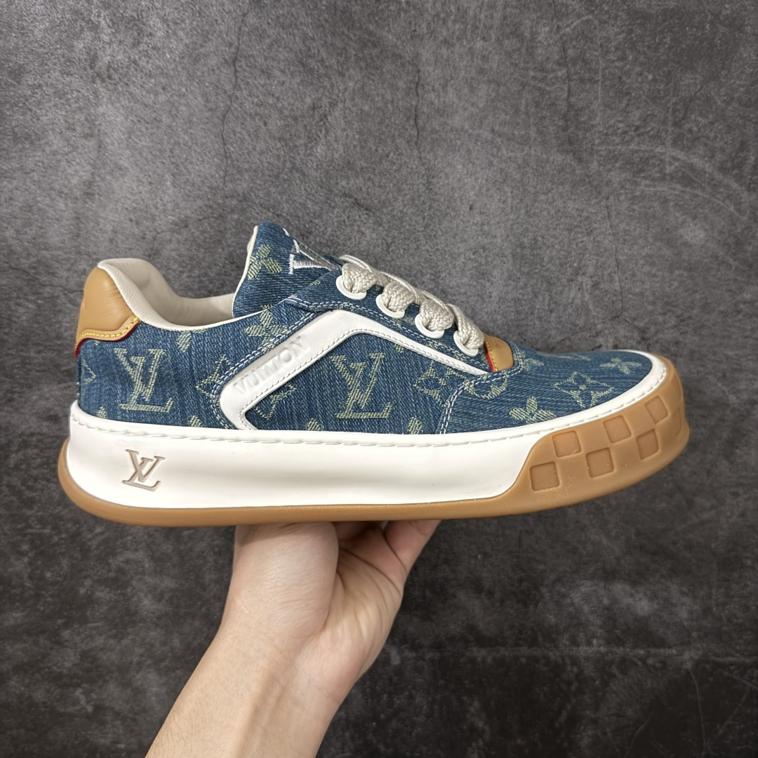 【广东礼盒版】广奢高端货LOUIS VUITTON Tilted 饼干鞋系列｜2026 早春全新上架 黄棕牛皮革 LV 路易威登 Tilted Low Sneakers 倾斜系列低帮复古休闲运动板鞋 男鞋｜广东原产｜市售顶级版本 ✦ 升级原楦型开发纸版，鞋型更立体更正 ✦ Monogram 丹宁布鞋面，质感高级耐看 ✦ 鞋垫嵌入EVA软脚感物料，回弹舒适 ✦ 后跟耐弯折滴塑支撑片，稳定不塌 ✦ 全新开发TPR光泽组合隔色鞋底 ✦ LV组合 TPU 生胶底结构，行走稳、耐磨强 ✦ 原版购入开发 ✦ 厚实抽屉式礼品鞋盒 ✦ 原装包装说明书＋防尘布袋 ✦ 附送官方快递加固牛皮纸外盒 法国巴黎百年奢侈品牌 LOUIS VUITTON 路易威登 尺码：39-45-选品中心