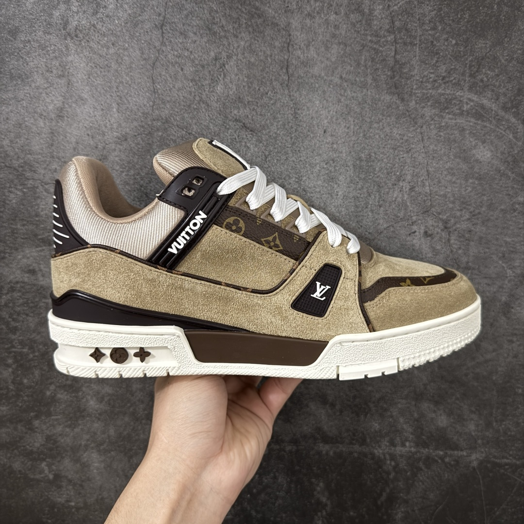 【广东公司级礼盒版】LV Louis Vuitton Trainer 低帮休闲板鞋 代购级别 ZP级全套包装 原版购入历时近两个月开发打造！ 经典多拼色超好看 原版完美楦型 调试了两个月 鞋面独家订制压纹粒面小牛皮 大底TPU、模具费2w+ 质感媲美原版 垫脚聚米微料加透气英伦网布 细节原版一致 ❗️请注意区分市面通货材料 版型 包装配件 尺码： 38 39 40 41 42 43 44 45-选品中心