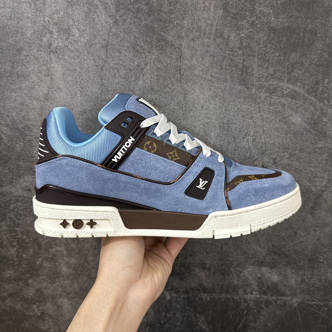 【广东公司级礼盒版】LV Louis Vuitton Trainer 低帮休闲板鞋 代购级别 ZP级全套包装 原版购入历时近两个月开发打造！ 经典多拼色超好看 原版完美楦型 调试了两个月 鞋面独家订制压纹粒面小牛皮 大底TPU、模具费2w+ 质感媲美原版 垫脚聚米微料加透气英伦网布 细节原版一致 ❗️请注意区分市面通货材料 版型 包装配件 尺码： 38 39 40 41 42 43 44 45-选品中心
