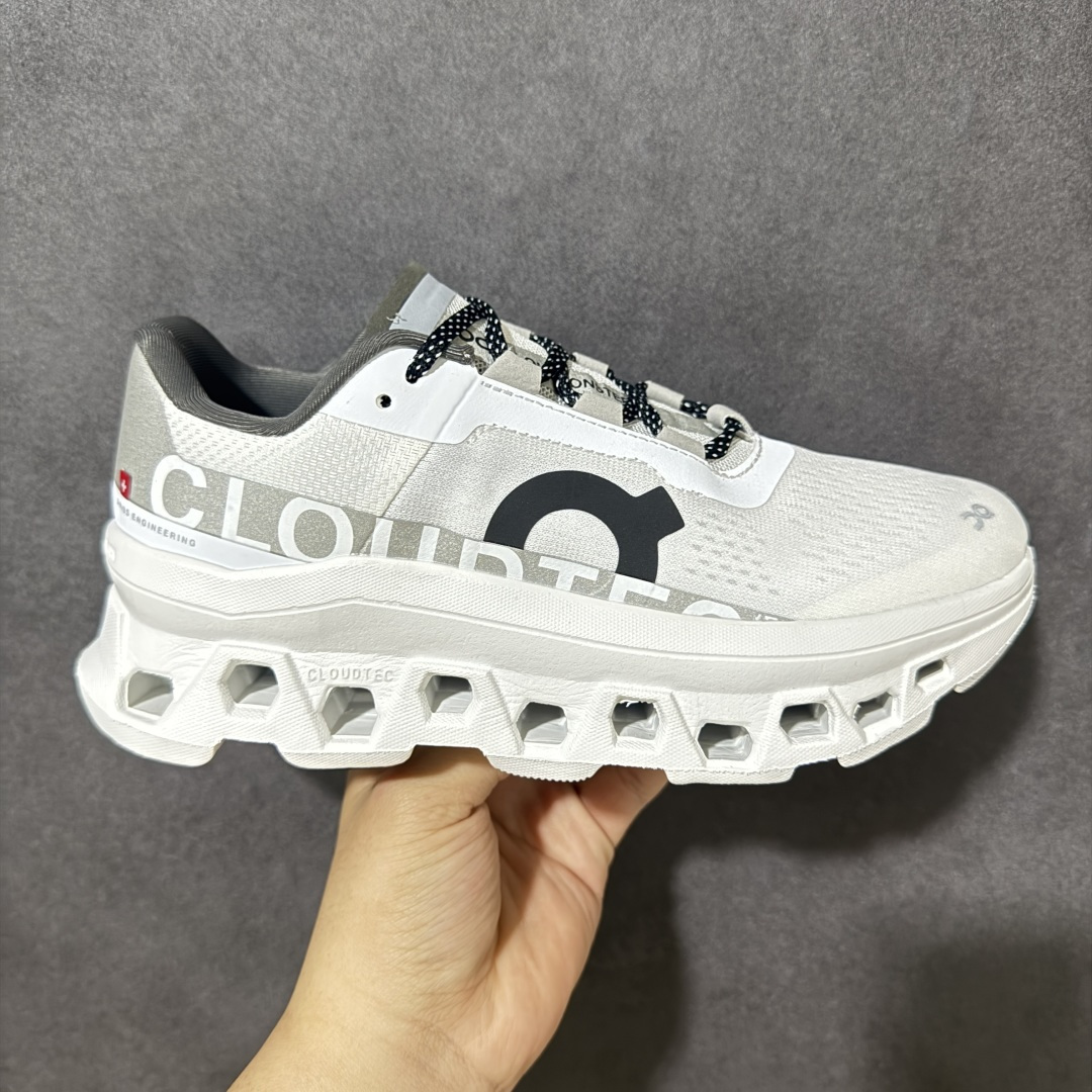 【公司级】On Cloudmonster 昂跑 低帮 舒适透气低邦跑步鞋 高透气的双层网眼鞋面加入轻量TPU，以其经典的 Cloudmonster怪兽缓震为基底，打造兼顾长距离跑步与日常穿着的全能鞋款。 搭载了CloudTec⑧超大云模块与Helionᵀᵐ超轻泡棉双核心科技，保留昂跑标志性的极致缓震与澎湃回弹，落地如踩在云 端、起步瞬间反馈，大幅降低路面冲击。内置 Speedboard尼龙速度板，强化迈步推进力，跑步更省力、行走更流畅。 全新的HapticL Meshj立体工程网眼鞋面，轻量透气、贴合不闷脚，搭配穿孔微纤维鞋舌与无缝粘合细节，舒适升级。橡胶外底抓地稳固，全场景适配。 货号：61.98434 尺码：36 36.5 37 38 38.5 39 40 40.5 41 42 42.5 43 44 44.5 45 46-选品中心