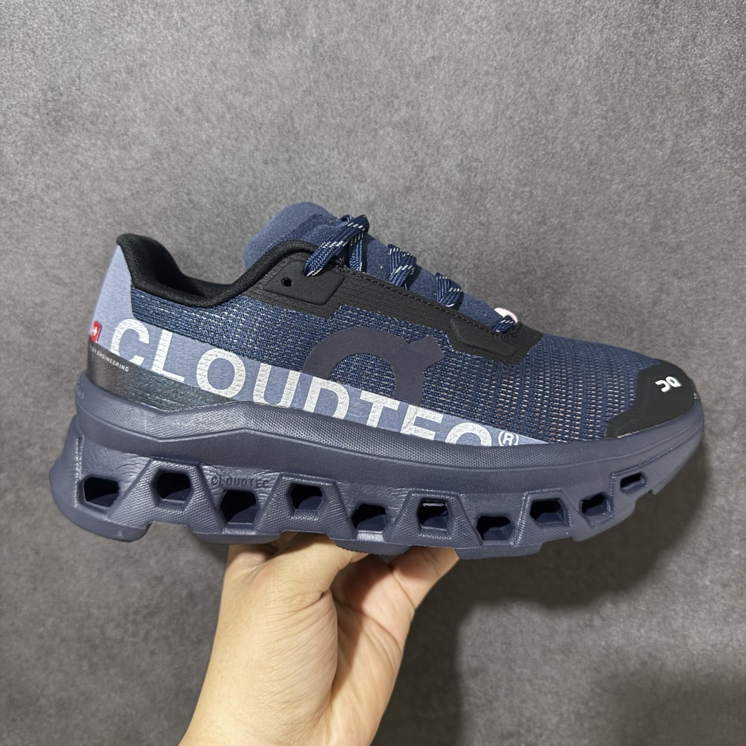 【公司级】On Cloudmonster 昂跑 低帮 舒适透气低邦跑步鞋 高透气的双层网眼鞋面加入轻量TPU，以其经典的 Cloudmonster怪兽缓震为基底，打造兼顾长距离跑步与日常穿着的全能鞋款。 搭载了CloudTec⑧超大云模块与Helionᵀᵐ超轻泡棉双核心科技，保留昂跑标志性的极致缓震与澎湃回弹，落地如踩在云 端、起步瞬间反馈，大幅降低路面冲击。内置 Speedboard尼龙速度板，强化迈步推进力，跑步更省力、行走更流畅。 全新的HapticL Meshj立体工程网眼鞋面，轻量透气、贴合不闷脚，搭配穿孔微纤维鞋舌与无缝粘合细节，舒适升级。橡胶外底抓地稳固，全场景适配。 货号：61.99025 尺码：36 36.5 37 38 38.5 39 40 40.5 41 42 42.5 43 44 44.5 45 46-选品中心
