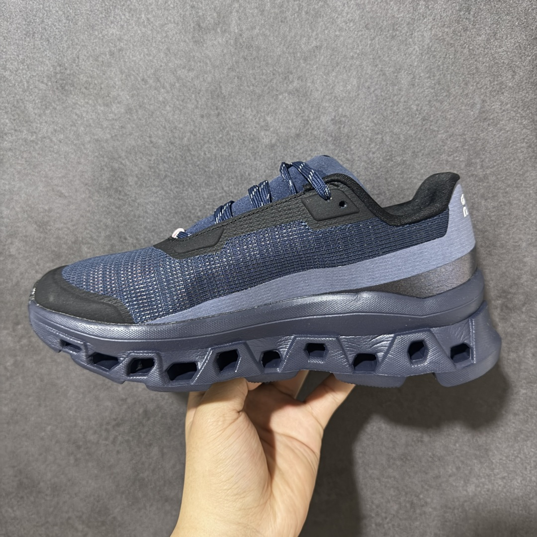 图片[2]-【公司级】On Cloudmonster 昂跑 低帮 舒适透气低邦跑步鞋 高透气的双层网眼鞋面加入轻量TPU，以其经典的 Cloudmonster怪兽缓震为基底，打造兼顾长距离跑步与日常穿着的全能鞋款。 搭载了CloudTec⑧超大云模块与Helionᵀᵐ超轻泡棉双核心科技，保留昂跑标志性的极致缓震与澎湃回弹，落地如踩在云 端、起步瞬间反馈，大幅降低路面冲击。内置 Speedboard尼龙速度板，强化迈步推进力，跑步更省力、行走更流畅。 全新的HapticL Meshj立体工程网眼鞋面，轻量透气、贴合不闷脚，搭配穿孔微纤维鞋舌与无缝粘合细节，舒适升级。橡胶外底抓地稳固，全场景适配。 货号：61.99025 尺码：36 36.5 37 38 38.5 39 40 40.5 41 42 42.5 43 44 44.5 45 46-选品中心