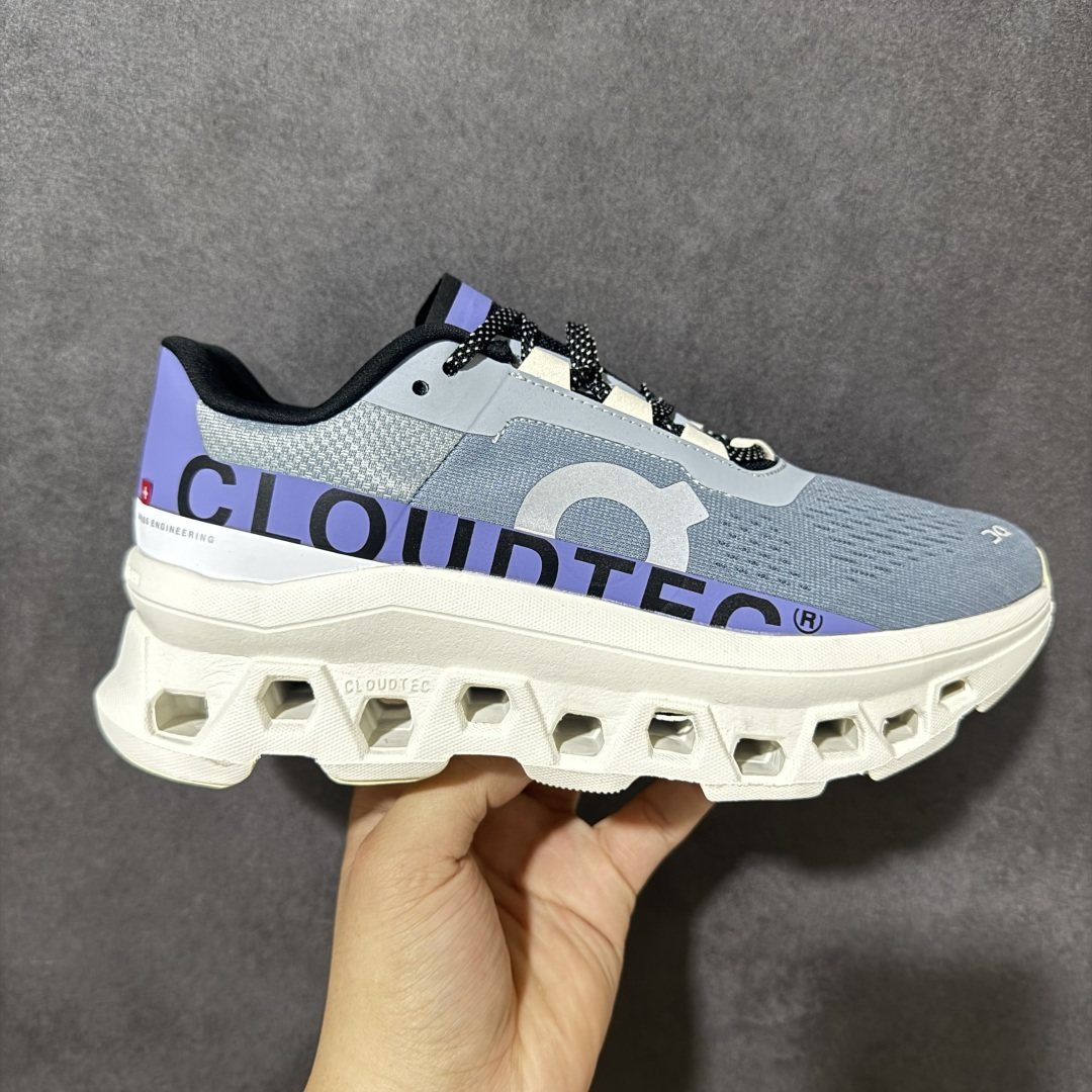 【公司级】On Cloudmonster 昂跑 低帮 舒适透气低邦跑步鞋 高透气的双层网眼鞋面加入轻量TPU，以其经典的 Cloudmonster怪兽缓震为基底，打造兼顾长距离跑步与日常穿着的全能鞋款。 搭载了CloudTec⑧超大云模块与Helionᵀᵐ超轻泡棉双核心科技，保留昂跑标志性的极致缓震与澎湃回弹，落地如踩在云 端、起步瞬间反馈，大幅降低路面冲击。内置 Speedboard尼龙速度板，强化迈步推进力，跑步更省力、行走更流畅。 全新的HapticL Meshj立体工程网眼鞋面，轻量透气、贴合不闷脚，搭配穿孔微纤维鞋舌与无缝粘合细节，舒适升级。橡胶外底抓地稳固，全场景适配。 货号：61.97787 尺码：36 36.5 37 38 38.5 39 40 40.5 41 42 42.5 43 44 44.5 45 46-选品中心