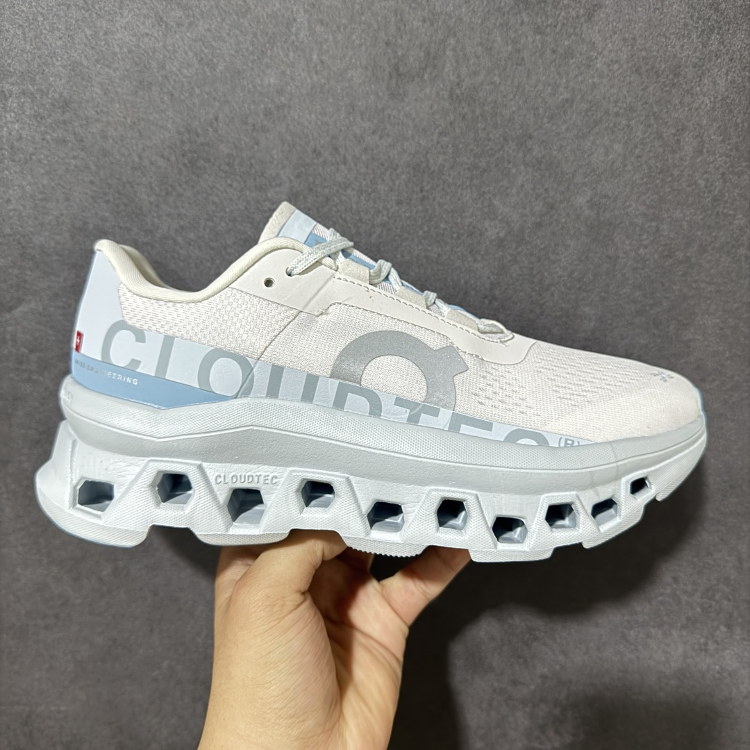 【公司级】On Cloudmonster 昂跑 低帮 舒适透气低邦跑步鞋 高透气的双层网眼鞋面加入轻量TPU，以其经典的 Cloudmonster怪兽缓震为基底，打造兼顾长距离跑步与日常穿着的全能鞋款。 搭载了CloudTec⑧超大云模块与Helionᵀᵐ超轻泡棉双核心科技，保留昂跑标志性的极致缓震与澎湃回弹，落地如踩在云 端、起步瞬间反馈，大幅降低路面冲击。内置 Speedboard尼龙速度板，强化迈步推进力，跑步更省力、行走更流畅。 全新的HapticL Meshj立体工程网眼鞋面，轻量透气、贴合不闷脚，搭配穿孔微纤维鞋舌与无缝粘合细节，舒适升级。橡胶外底抓地稳固，全场景适配。 货号：61.97653 尺码：36 36.5 37 38 38.5 39 40 40.5 41 42 42.5 43 44 44.5 45 46-选品中心