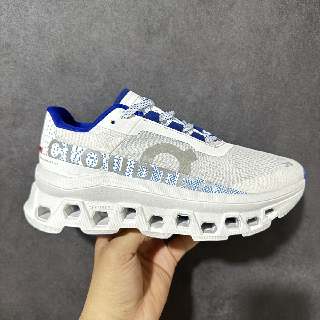 【公司级】On Cloudmonster 昂跑 低帮 舒适透气低邦跑步鞋 高透气的双层网眼鞋面加入轻量TPU，以其经典的 Cloudmonster怪兽缓震为基底，打造兼顾长距离跑步与日常穿着的全能鞋款。 搭载了CloudTec⑧超大云模块与Helionᵀᵐ超轻泡棉双核心科技，保留昂跑标志性的极致缓震与澎湃回弹，落地如踩在云 端、起步瞬间反馈，大幅降低路面冲击。内置 Speedboard尼龙速度板，强化迈步推进力，跑步更省力、行走更流畅。 全新的HapticL Meshj立体工程网眼鞋面，轻量透气、贴合不闷脚，搭配穿孔微纤维鞋舌与无缝粘合细节，舒适升级。橡胶外底抓地稳固，全场景适配。 货号：61.97653 尺码：36 36.5 37 38 38.5 39 40 40.5 41 42 42.5 43 44 44.5 45 46-选品中心