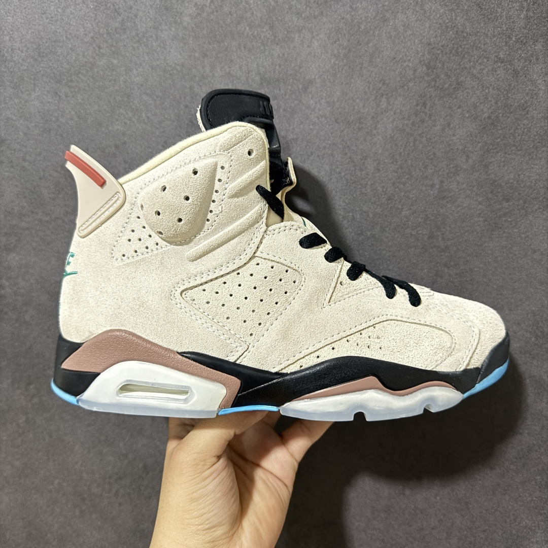 【公司级】A Ma Maniére x Air Jordan 6 Retro 高帮 联名浅棕色 AJ6 乔丹6代 aj6 乔6 高邦 浅棕色 乔丹篮球鞋系列 作为亚特兰大知名潮流店铺，A Ma Maniére与Jordan Brand的合作绝对是近年来最热门的系列。整双鞋以大面积浅棕色麂皮打造鞋身，辅以白色质感的细节，低调又不失质感；鞋舌上Jumpman Logo、后跟Nike Swoosh Logo及Air刺绣均以酒红色点缀，鞋舌、内衬部分均以缎面材质打造，延续了AMM联名一如既往的高规格设计；鞋身下部则依旧延续了性能不俗的分离式Air Sole气垫，中底采用白色妆点，最后辅以酒红色中底搭配粉色透明水晶外底及硕大的酒红色Jumpeman Logos进行收尾。 货号：IF3103-100 尺码：40-47.5B-选品中心