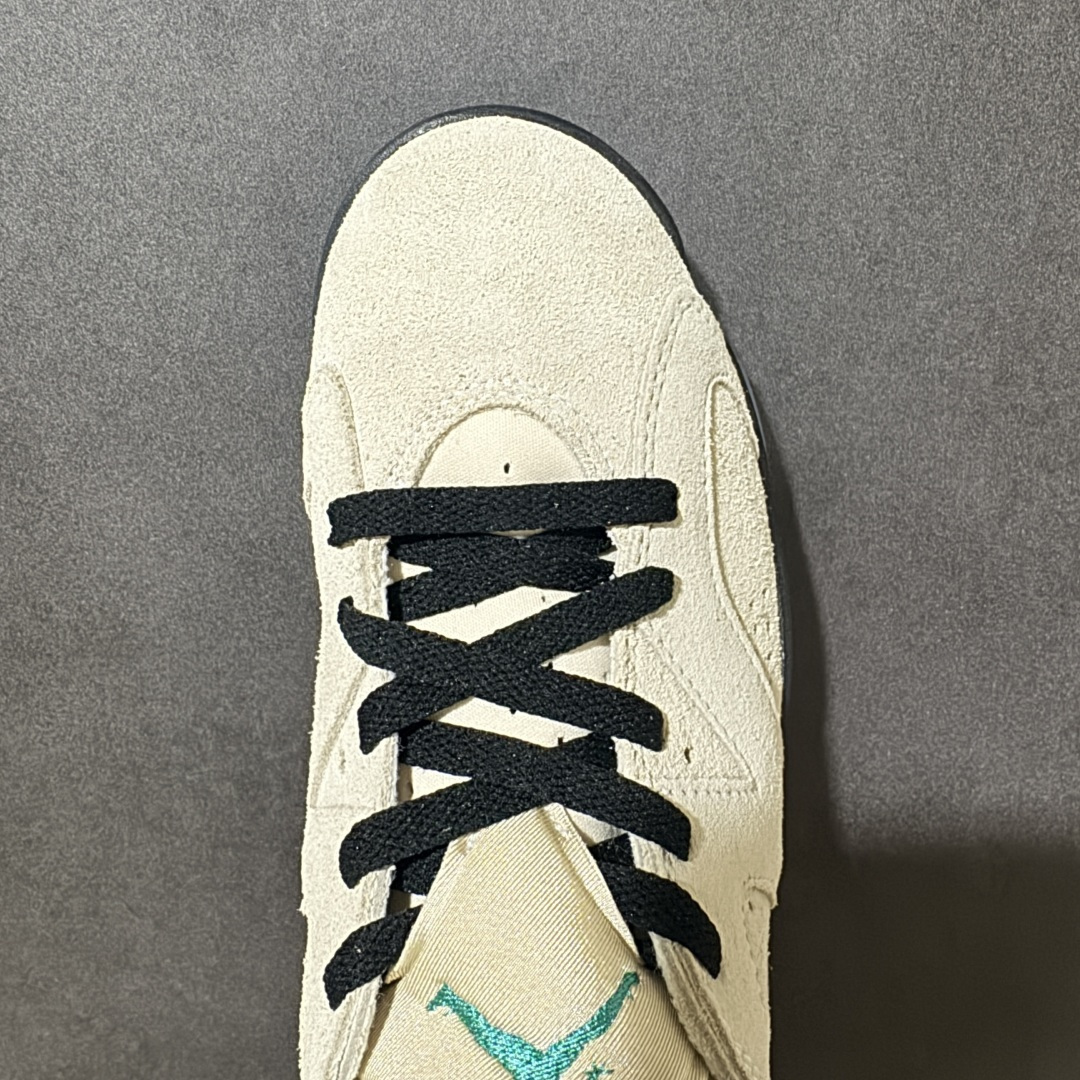 图片[5]-【公司级】A Ma Maniére x Air Jordan 6 Retro 高帮 联名浅棕色 AJ6 乔丹6代 aj6 乔6 高邦 浅棕色 乔丹篮球鞋系列 作为亚特兰大知名潮流店铺，A Ma Maniére与Jordan Brand的合作绝对是近年来最热门的系列。整双鞋以大面积浅棕色麂皮打造鞋身，辅以白色质感的细节，低调又不失质感；鞋舌上Jumpman Logo、后跟Nike Swoosh Logo及Air刺绣均以酒红色点缀，鞋舌、内衬部分均以缎面材质打造，延续了AMM联名一如既往的高规格设计；鞋身下部则依旧延续了性能不俗的分离式Air Sole气垫，中底采用白色妆点，最后辅以酒红色中底搭配粉色透明水晶外底及硕大的酒红色Jumpeman Logos进行收尾。 货号：IF3103-100 尺码：40-47.5B-选品中心