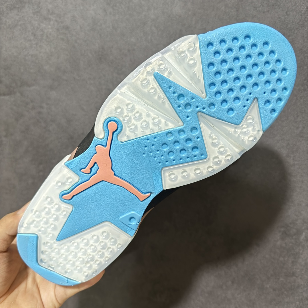 图片[9]-【公司级】A Ma Maniére x Air Jordan 6 Retro 高帮 联名浅棕色 AJ6 乔丹6代 aj6 乔6 高邦 浅棕色 乔丹篮球鞋系列 作为亚特兰大知名潮流店铺，A Ma Maniére与Jordan Brand的合作绝对是近年来最热门的系列。整双鞋以大面积浅棕色麂皮打造鞋身，辅以白色质感的细节，低调又不失质感；鞋舌上Jumpman Logo、后跟Nike Swoosh Logo及Air刺绣均以酒红色点缀，鞋舌、内衬部分均以缎面材质打造，延续了AMM联名一如既往的高规格设计；鞋身下部则依旧延续了性能不俗的分离式Air Sole气垫，中底采用白色妆点，最后辅以酒红色中底搭配粉色透明水晶外底及硕大的酒红色Jumpeman Logos进行收尾。 货号：IF3103-100 尺码：40-47.5B-选品中心