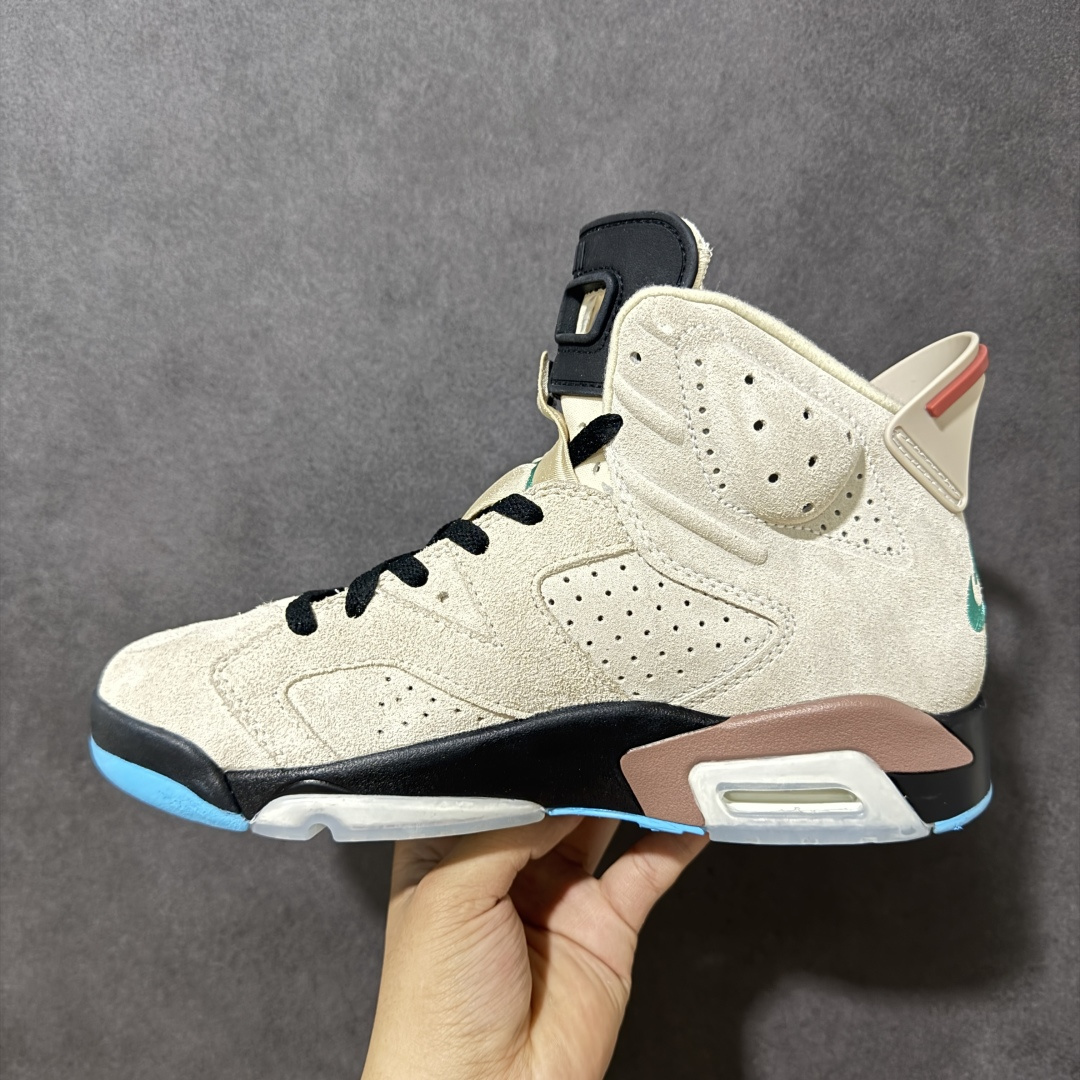 图片[2]-【公司级】A Ma Maniére x Air Jordan 6 Retro 高帮 联名浅棕色 AJ6 乔丹6代 aj6 乔6 高邦 浅棕色 乔丹篮球鞋系列 作为亚特兰大知名潮流店铺，A Ma Maniére与Jordan Brand的合作绝对是近年来最热门的系列。整双鞋以大面积浅棕色麂皮打造鞋身，辅以白色质感的细节，低调又不失质感；鞋舌上Jumpman Logo、后跟Nike Swoosh Logo及Air刺绣均以酒红色点缀，鞋舌、内衬部分均以缎面材质打造，延续了AMM联名一如既往的高规格设计；鞋身下部则依旧延续了性能不俗的分离式Air Sole气垫，中底采用白色妆点，最后辅以酒红色中底搭配粉色透明水晶外底及硕大的酒红色Jumpeman Logos进行收尾。 货号：IF3103-100 尺码：40-47.5B-选品中心