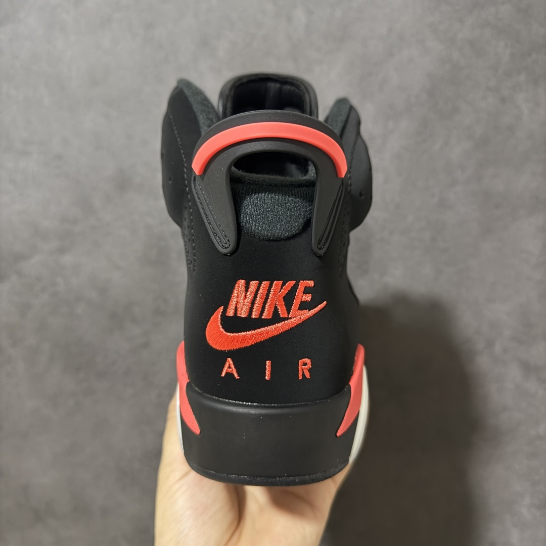 图片[4]-【公司级】Air Jordan 6 Retro OG \”Reverse Infrared\” 高帮 复刻黑红 3M反光 AJ6 乔丹6代 aj6 乔6 高邦 反转红外线 男女同款 乔丹篮球鞋系列 采用甲壳式鞋身的设计，线条十分简洁明快，精巧的造型强化了鞋身的包裏性，鞋舌上创新性添加了的两个方洞，该鞋款的配色是经典\”黑红外线\”配色的反转版本，采用质感细腻的黑色牛巴革鞋面，鞋舌上Jumpman Logo标识、鞋带锁以及鞋后跟Nike Air标识则点缀深红色；中底部分将黑、红区域反转呈现，相比于初代配色更加吸睛；更利于调整位置与方便穿脱犹如跑车后扰流板的鞋跟拉环，以及脚踝外侧的醒目凸起，营造出前卫时尚的视觉冲击。内衬部分也保留了Sample的设计，印有Jordan Property Of ______（乔丹专属财产）及\”Not For Resale\”（禁止转售）字样。鞋身下部则依旧延续了性能不俗的分离式Air Soles气垫与水晶透明橡胶大底及红色Jumpmann Logo完善整体设计收尾。 货号：CT8529-001（2026.02.14发售） 尺码：40 40.5 41 42 42.5 43 44 44.5 45 46 47.5-选品中心