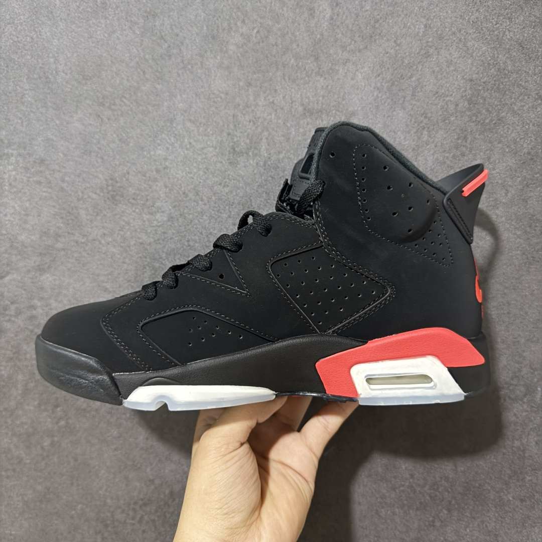 图片[2]-【公司级】Air Jordan 6 Retro OG \”Reverse Infrared\” 高帮 复刻黑红 3M反光 AJ6 乔丹6代 aj6 乔6 高邦 反转红外线 男女同款 乔丹篮球鞋系列 采用甲壳式鞋身的设计，线条十分简洁明快，精巧的造型强化了鞋身的包裏性，鞋舌上创新性添加了的两个方洞，该鞋款的配色是经典\”黑红外线\”配色的反转版本，采用质感细腻的黑色牛巴革鞋面，鞋舌上Jumpman Logo标识、鞋带锁以及鞋后跟Nike Air标识则点缀深红色；中底部分将黑、红区域反转呈现，相比于初代配色更加吸睛；更利于调整位置与方便穿脱犹如跑车后扰流板的鞋跟拉环，以及脚踝外侧的醒目凸起，营造出前卫时尚的视觉冲击。内衬部分也保留了Sample的设计，印有Jordan Property Of ______（乔丹专属财产）及\”Not For Resale\”（禁止转售）字样。鞋身下部则依旧延续了性能不俗的分离式Air Soles气垫与水晶透明橡胶大底及红色Jumpmann Logo完善整体设计收尾。 货号：CT8529-001（2026.02.14发售） 尺码：40 40.5 41 42 42.5 43 44 44.5 45 46 47.5-选品中心