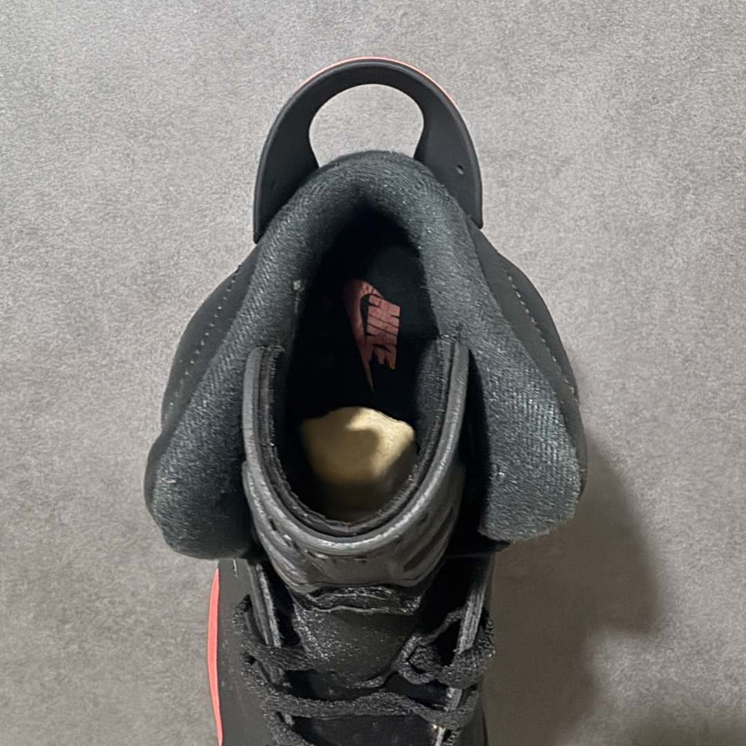 图片[6]-【公司级】Air Jordan 6 Retro OG \”Reverse Infrared\” 高帮 复刻黑红 3M反光 AJ6 乔丹6代 aj6 乔6 高邦 反转红外线 男女同款 乔丹篮球鞋系列 采用甲壳式鞋身的设计，线条十分简洁明快，精巧的造型强化了鞋身的包裏性，鞋舌上创新性添加了的两个方洞，该鞋款的配色是经典\”黑红外线\”配色的反转版本，采用质感细腻的黑色牛巴革鞋面，鞋舌上Jumpman Logo标识、鞋带锁以及鞋后跟Nike Air标识则点缀深红色；中底部分将黑、红区域反转呈现，相比于初代配色更加吸睛；更利于调整位置与方便穿脱犹如跑车后扰流板的鞋跟拉环，以及脚踝外侧的醒目凸起，营造出前卫时尚的视觉冲击。内衬部分也保留了Sample的设计，印有Jordan Property Of ______（乔丹专属财产）及\”Not For Resale\”（禁止转售）字样。鞋身下部则依旧延续了性能不俗的分离式Air Soles气垫与水晶透明橡胶大底及红色Jumpmann Logo完善整体设计收尾。 货号：CT8529-001（2026.02.14发售） 尺码：40 40.5 41 42 42.5 43 44 44.5 45 46 47.5-选品中心