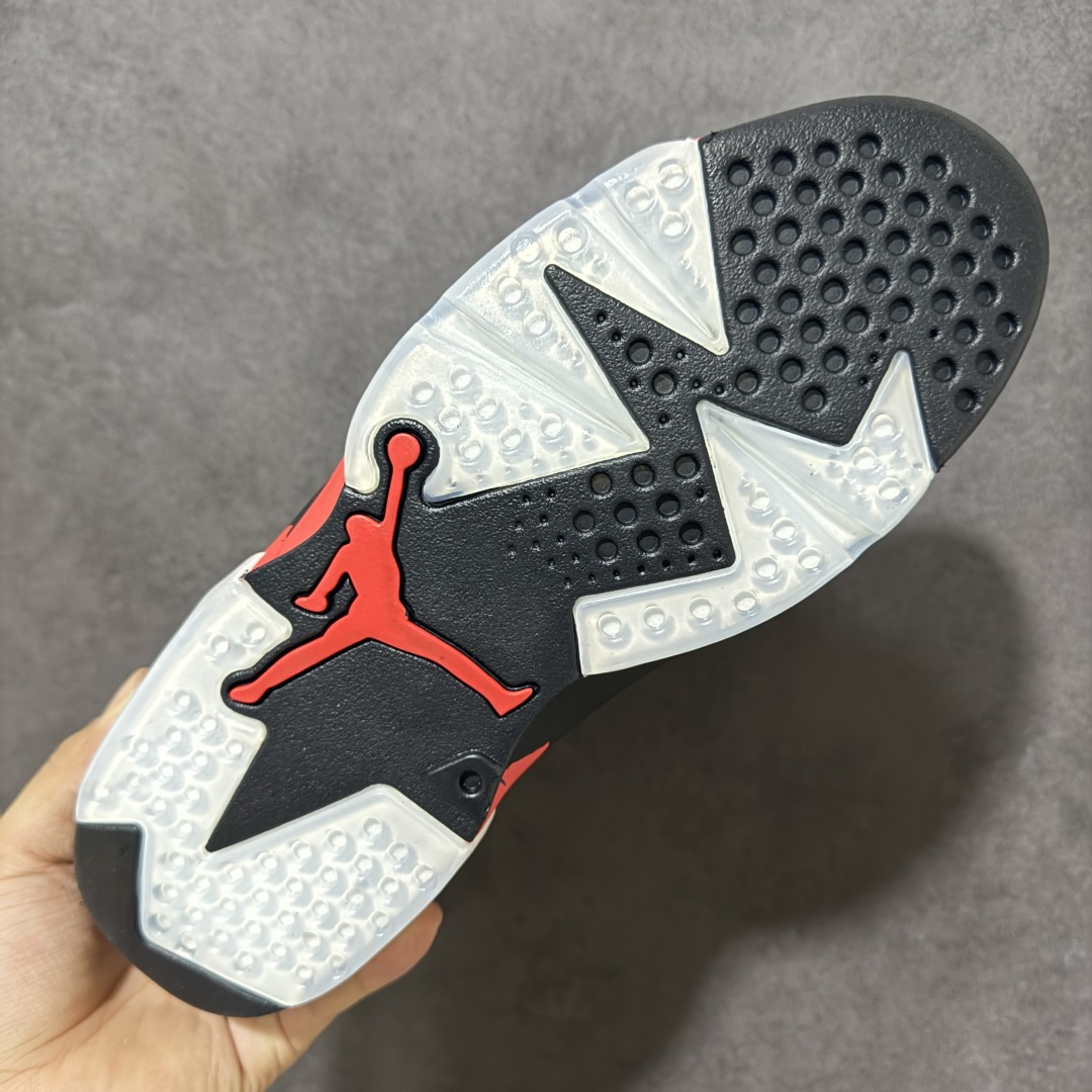 图片[9]-【公司级】Air Jordan 6 Retro OG \”Reverse Infrared\” 高帮 复刻黑红 3M反光 AJ6 乔丹6代 aj6 乔6 高邦 反转红外线 男女同款 乔丹篮球鞋系列 采用甲壳式鞋身的设计，线条十分简洁明快，精巧的造型强化了鞋身的包裏性，鞋舌上创新性添加了的两个方洞，该鞋款的配色是经典\”黑红外线\”配色的反转版本，采用质感细腻的黑色牛巴革鞋面，鞋舌上Jumpman Logo标识、鞋带锁以及鞋后跟Nike Air标识则点缀深红色；中底部分将黑、红区域反转呈现，相比于初代配色更加吸睛；更利于调整位置与方便穿脱犹如跑车后扰流板的鞋跟拉环，以及脚踝外侧的醒目凸起，营造出前卫时尚的视觉冲击。内衬部分也保留了Sample的设计，印有Jordan Property Of ______（乔丹专属财产）及\”Not For Resale\”（禁止转售）字样。鞋身下部则依旧延续了性能不俗的分离式Air Soles气垫与水晶透明橡胶大底及红色Jumpmann Logo完善整体设计收尾。 货号：CT8529-001（2026.02.14发售） 尺码：40 40.5 41 42 42.5 43 44 44.5 45 46 47.5-选品中心