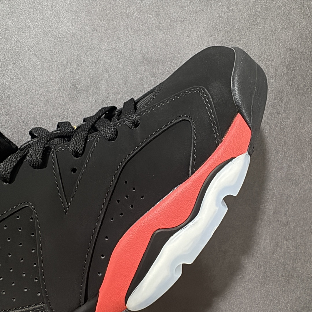 图片[8]-【公司级】Air Jordan 6 Retro OG \”Reverse Infrared\” 高帮 复刻黑红 3M反光 AJ6 乔丹6代 aj6 乔6 高邦 反转红外线 男女同款 乔丹篮球鞋系列 采用甲壳式鞋身的设计，线条十分简洁明快，精巧的造型强化了鞋身的包裏性，鞋舌上创新性添加了的两个方洞，该鞋款的配色是经典\”黑红外线\”配色的反转版本，采用质感细腻的黑色牛巴革鞋面，鞋舌上Jumpman Logo标识、鞋带锁以及鞋后跟Nike Air标识则点缀深红色；中底部分将黑、红区域反转呈现，相比于初代配色更加吸睛；更利于调整位置与方便穿脱犹如跑车后扰流板的鞋跟拉环，以及脚踝外侧的醒目凸起，营造出前卫时尚的视觉冲击。内衬部分也保留了Sample的设计，印有Jordan Property Of ______（乔丹专属财产）及\”Not For Resale\”（禁止转售）字样。鞋身下部则依旧延续了性能不俗的分离式Air Soles气垫与水晶透明橡胶大底及红色Jumpmann Logo完善整体设计收尾。 货号：CT8529-001（2026.02.14发售） 尺码：40 40.5 41 42 42.5 43 44 44.5 45 46 47.5-选品中心