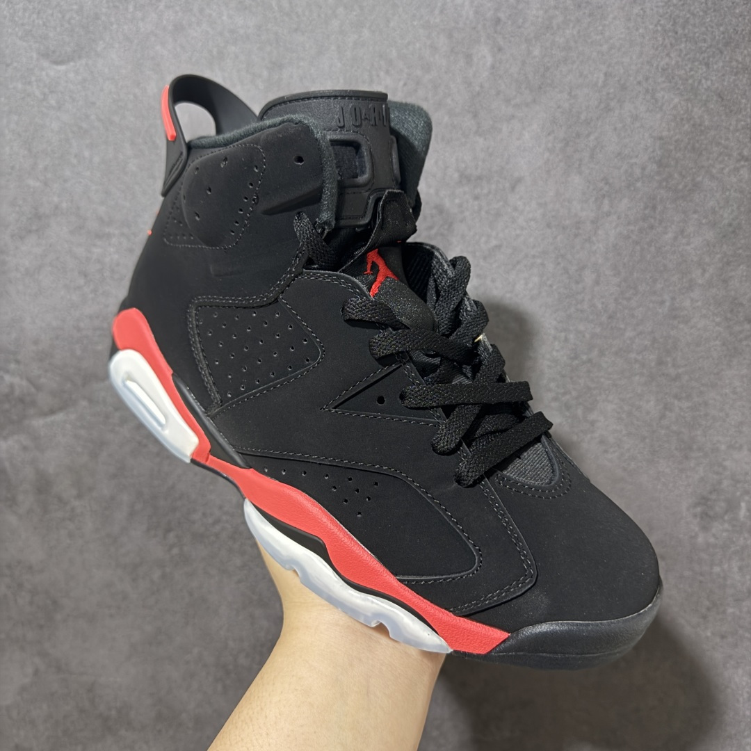 图片[3]-【公司级】Air Jordan 6 Retro OG \”Reverse Infrared\” 高帮 复刻黑红 3M反光 AJ6 乔丹6代 aj6 乔6 高邦 反转红外线 男女同款 乔丹篮球鞋系列 采用甲壳式鞋身的设计，线条十分简洁明快，精巧的造型强化了鞋身的包裏性，鞋舌上创新性添加了的两个方洞，该鞋款的配色是经典\”黑红外线\”配色的反转版本，采用质感细腻的黑色牛巴革鞋面，鞋舌上Jumpman Logo标识、鞋带锁以及鞋后跟Nike Air标识则点缀深红色；中底部分将黑、红区域反转呈现，相比于初代配色更加吸睛；更利于调整位置与方便穿脱犹如跑车后扰流板的鞋跟拉环，以及脚踝外侧的醒目凸起，营造出前卫时尚的视觉冲击。内衬部分也保留了Sample的设计，印有Jordan Property Of ______（乔丹专属财产）及\”Not For Resale\”（禁止转售）字样。鞋身下部则依旧延续了性能不俗的分离式Air Soles气垫与水晶透明橡胶大底及红色Jumpmann Logo完善整体设计收尾。 货号：CT8529-001（2026.02.14发售） 尺码：40 40.5 41 42 42.5 43 44 44.5 45 46 47.5-选品中心