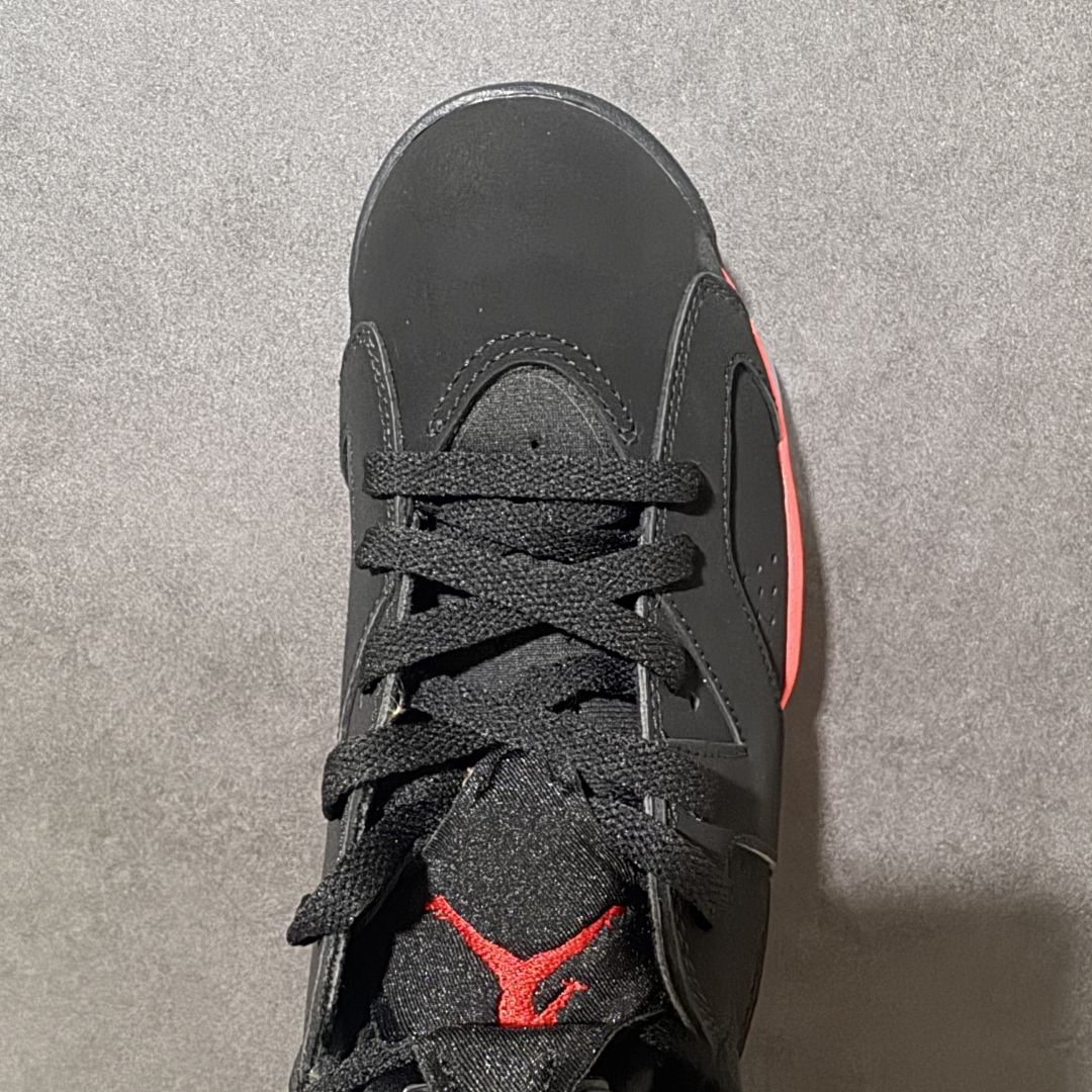 图片[5]-【公司级】Air Jordan 6 Retro OG \”Reverse Infrared\” 高帮 复刻黑红 3M反光 AJ6 乔丹6代 aj6 乔6 高邦 反转红外线 男女同款 乔丹篮球鞋系列 采用甲壳式鞋身的设计，线条十分简洁明快，精巧的造型强化了鞋身的包裏性，鞋舌上创新性添加了的两个方洞，该鞋款的配色是经典\”黑红外线\”配色的反转版本，采用质感细腻的黑色牛巴革鞋面，鞋舌上Jumpman Logo标识、鞋带锁以及鞋后跟Nike Air标识则点缀深红色；中底部分将黑、红区域反转呈现，相比于初代配色更加吸睛；更利于调整位置与方便穿脱犹如跑车后扰流板的鞋跟拉环，以及脚踝外侧的醒目凸起，营造出前卫时尚的视觉冲击。内衬部分也保留了Sample的设计，印有Jordan Property Of ______（乔丹专属财产）及\”Not For Resale\”（禁止转售）字样。鞋身下部则依旧延续了性能不俗的分离式Air Soles气垫与水晶透明橡胶大底及红色Jumpmann Logo完善整体设计收尾。 货号：CT8529-001（2026.02.14发售） 尺码：40 40.5 41 42 42.5 43 44 44.5 45 46 47.5-选品中心